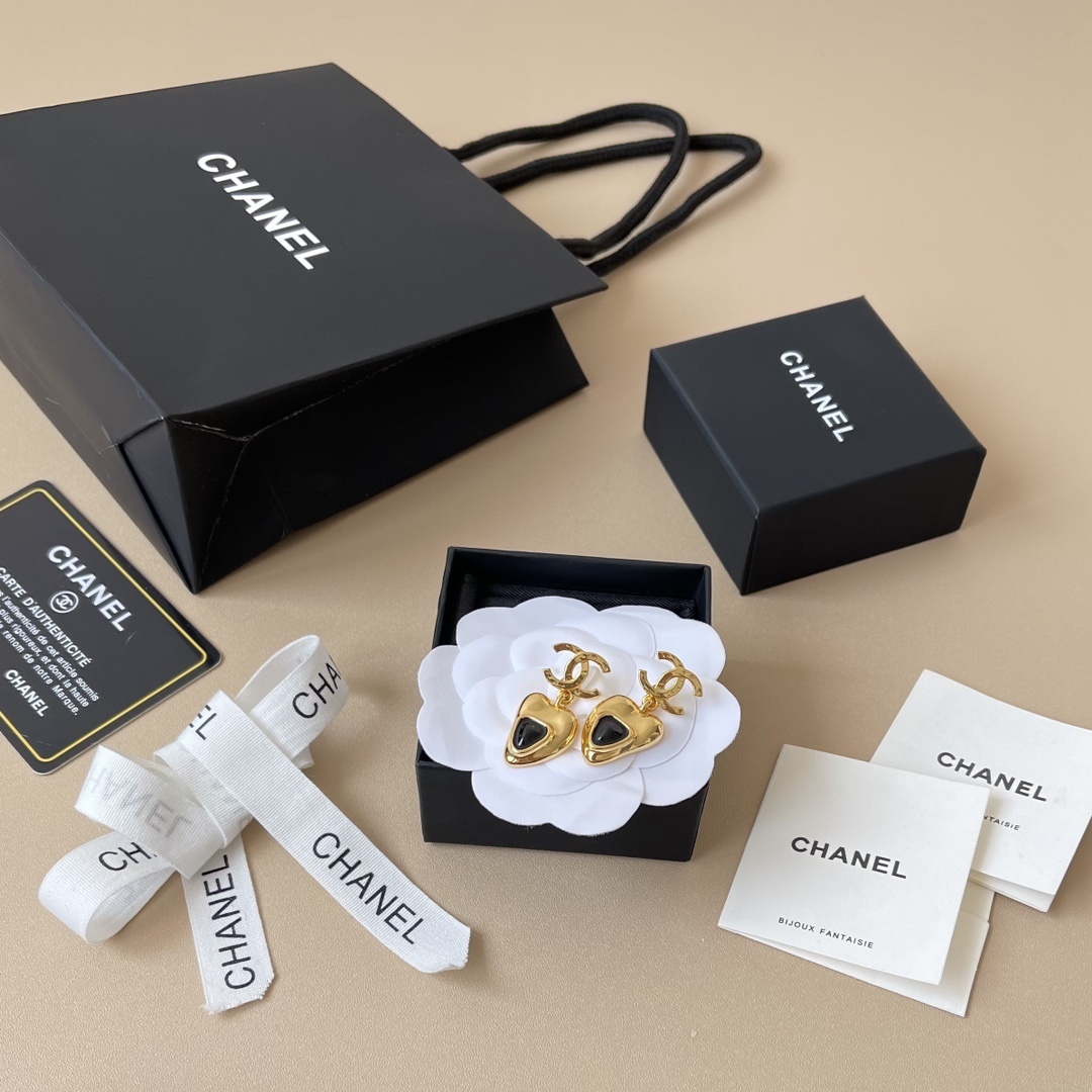 Elegant Gold CC Logo Heart Drop Earrings - Luxury Fashion