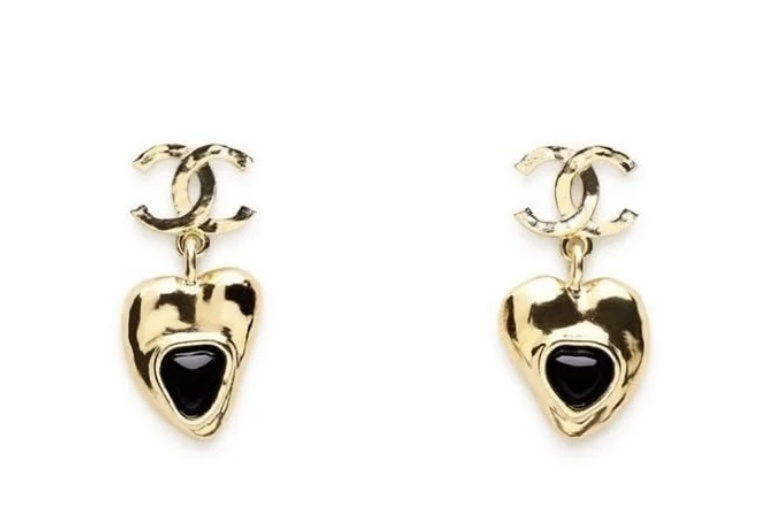 Elegant Gold CC Logo Heart Drop Earrings – Luxury Fashion