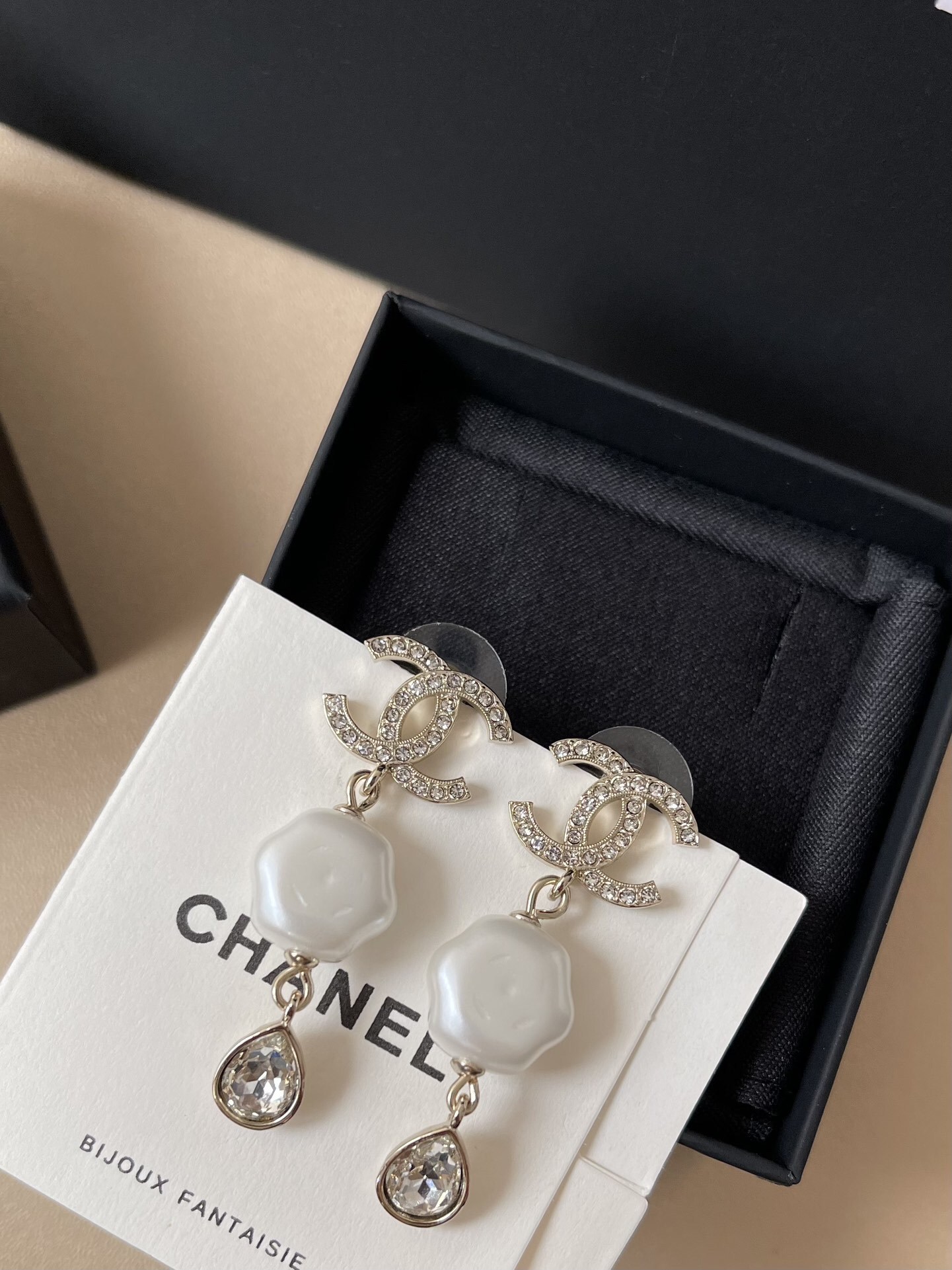 Elegant Crystal CC Logo Pearl Drop Earrings - Luxury Jewelry