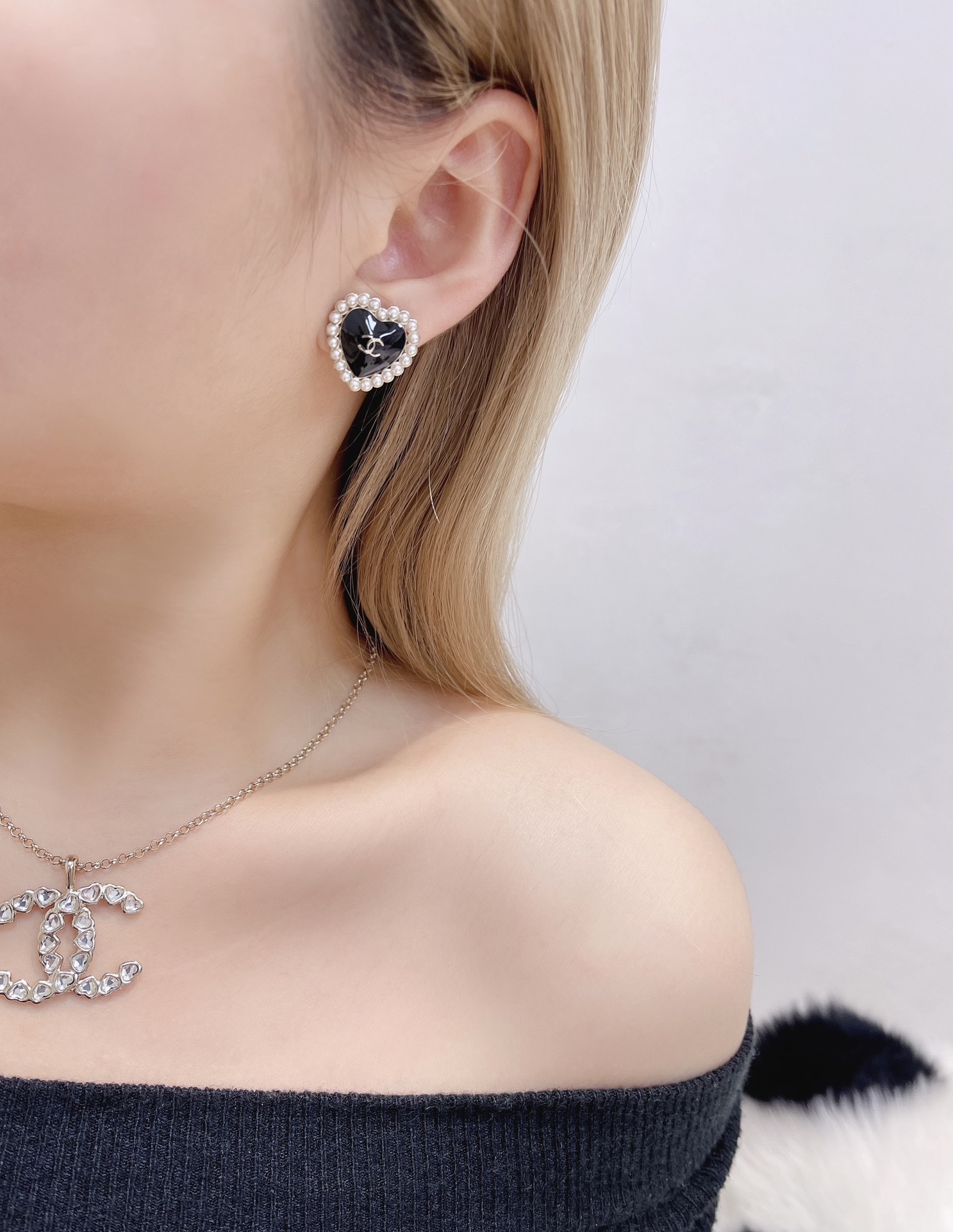 Luxury Heart Pearl Earrings with CC Logo - Elegant Pink & Black