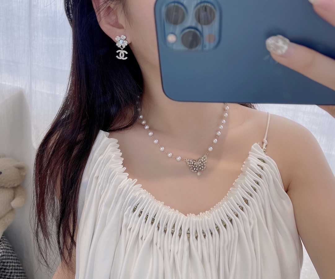 Chanel SS2025 CC Logo Pendant Earrings - Gold & Crystal Flower Design