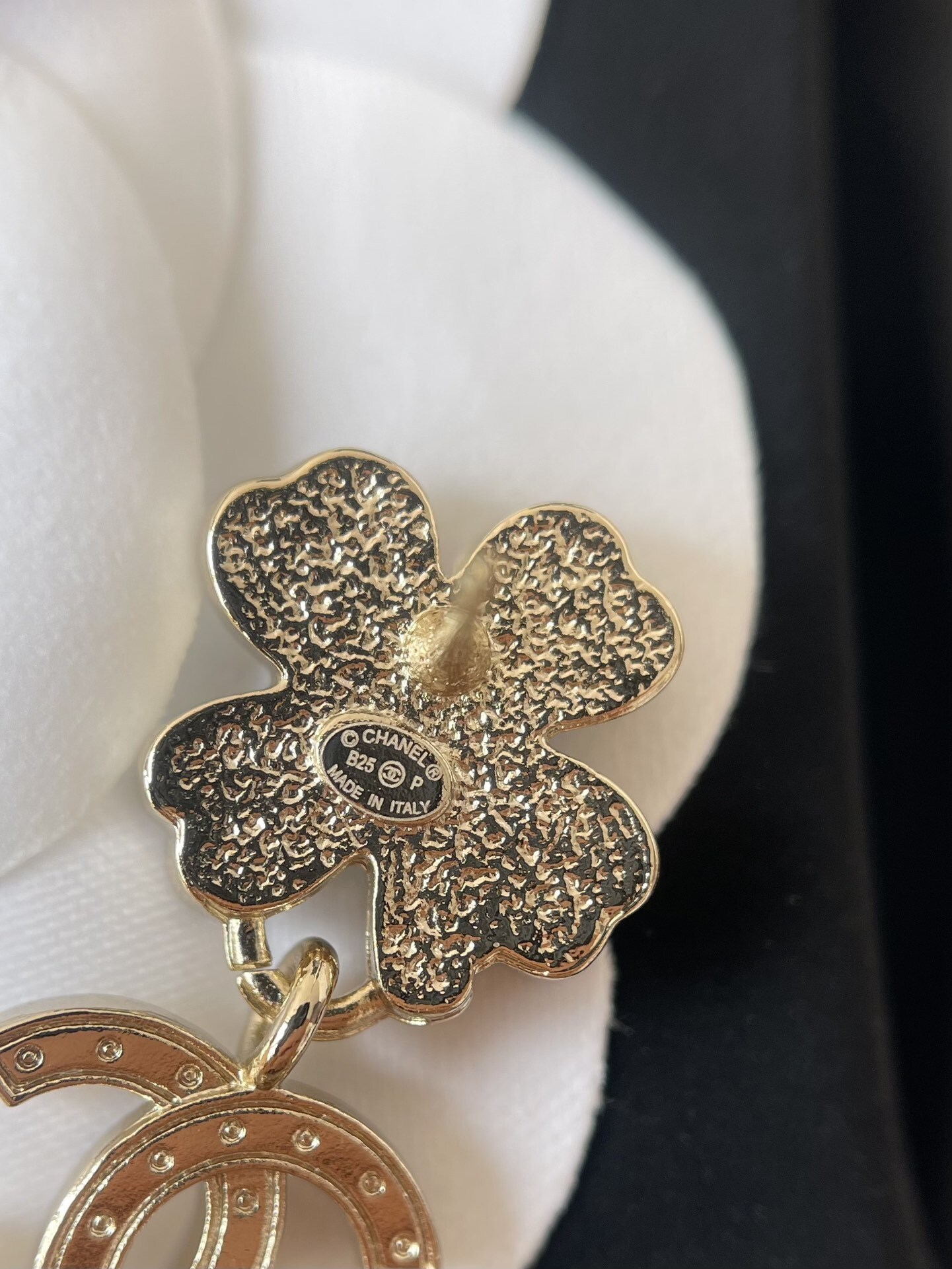 Chanel SS2025 CC Logo Pendant Earrings - Gold & Crystal Flower Design