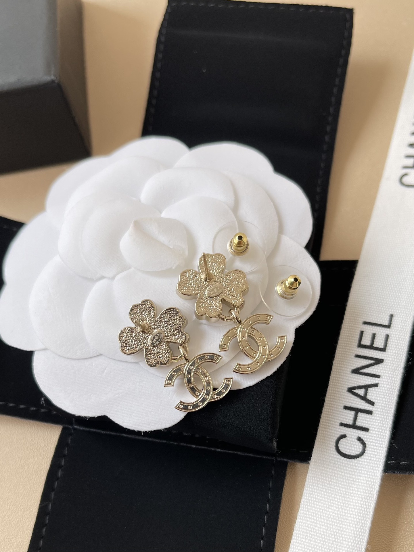 Chanel SS2025 CC Logo Pendant Earrings - Gold & Crystal Flower Design