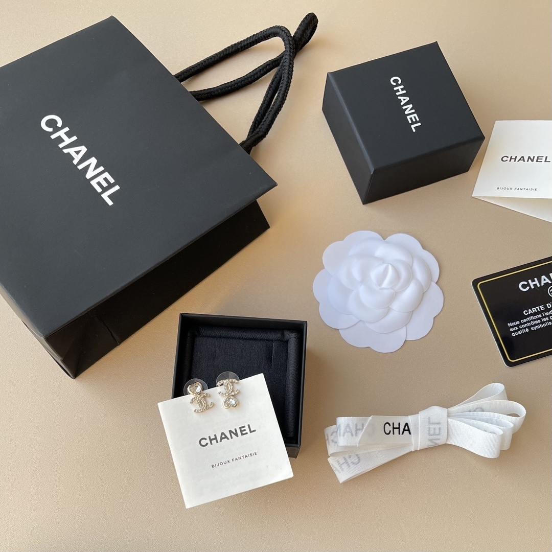 Elegant CC Logo Crystal Heart Drop Earrings - Luxury Designer Style