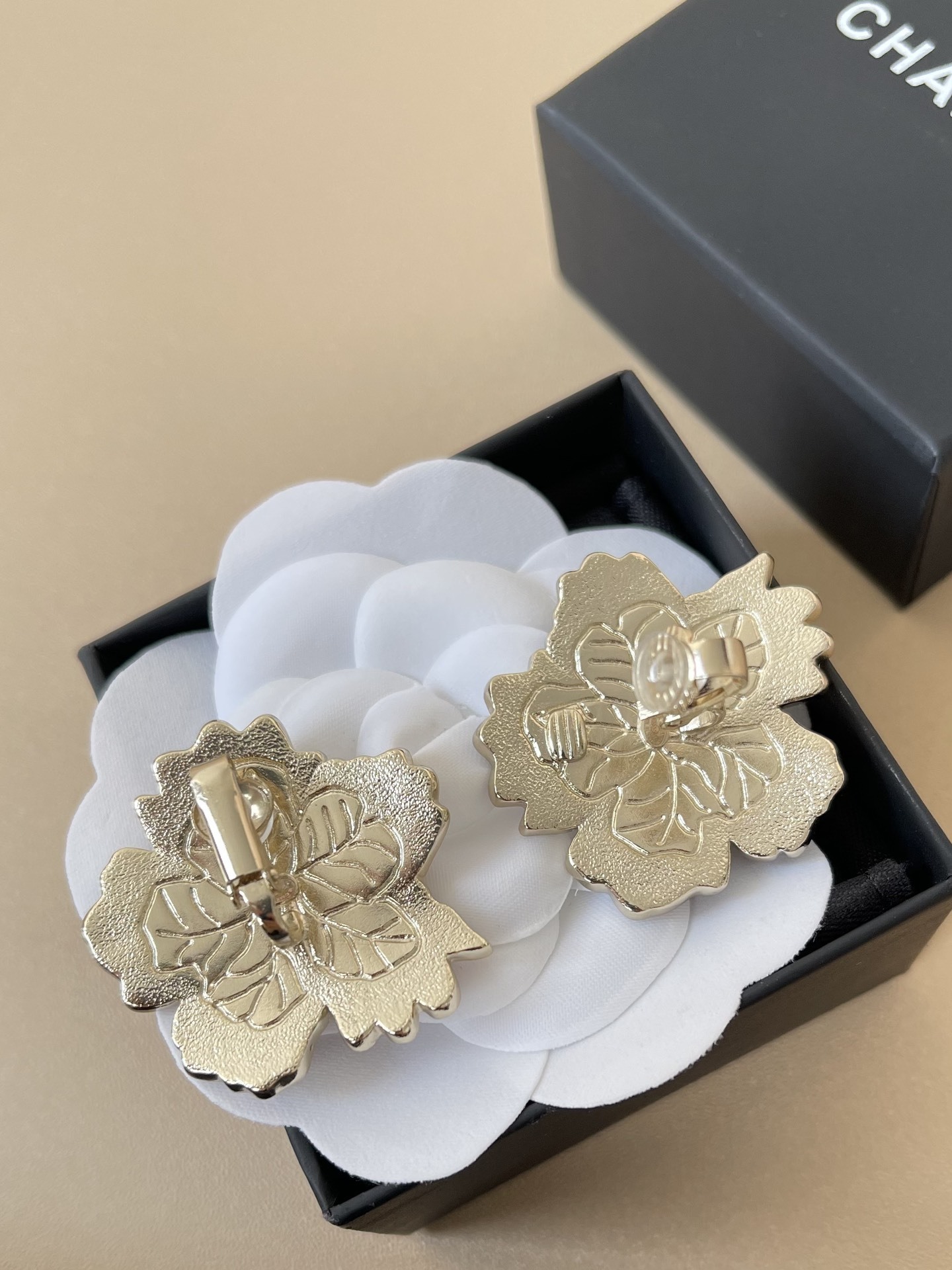 Chanel 2024/25 Métiers d'art Floral Stud Earrings - Gold & Multicolour