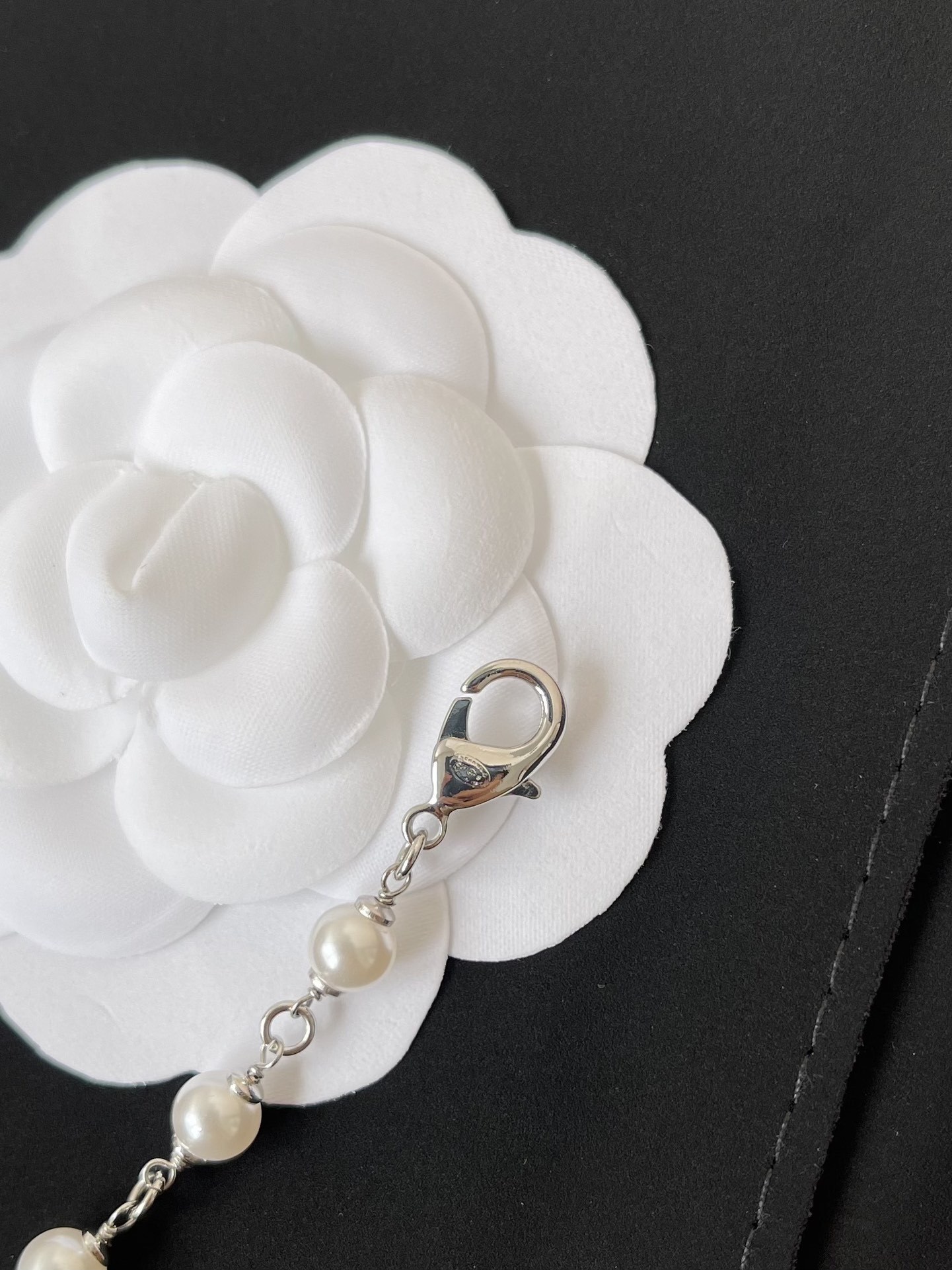 Chanel 2025 SS Pearl & Rhinestone Chain Belt - Silver & White