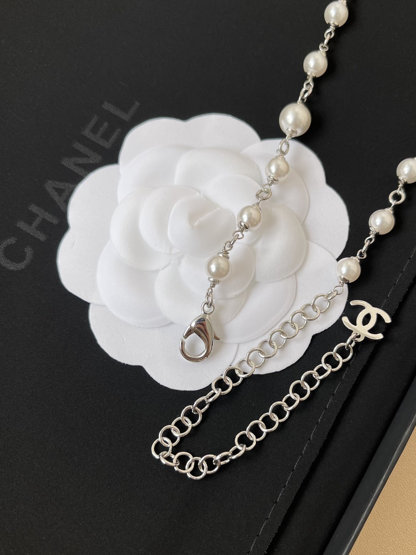 Chanel 2025 SS Pearl & Rhinestone Chain Belt - Silver & White