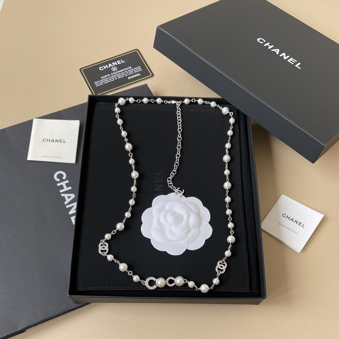 Chanel 2025 SS Pearl & Rhinestone Chain Belt - Silver & White