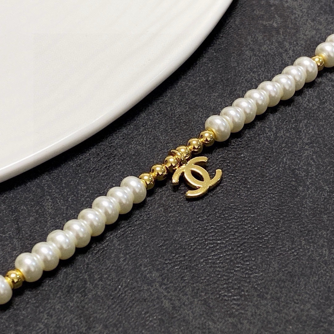 Luxury Vintage Pearl Choker Necklace with CC Logo Charm