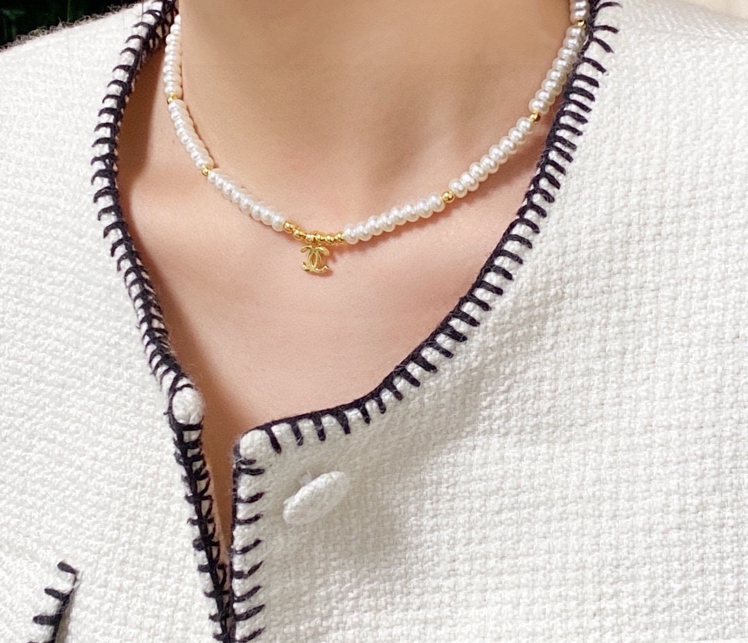 Luxury Vintage Pearl Choker Necklace with CC Logo Charm