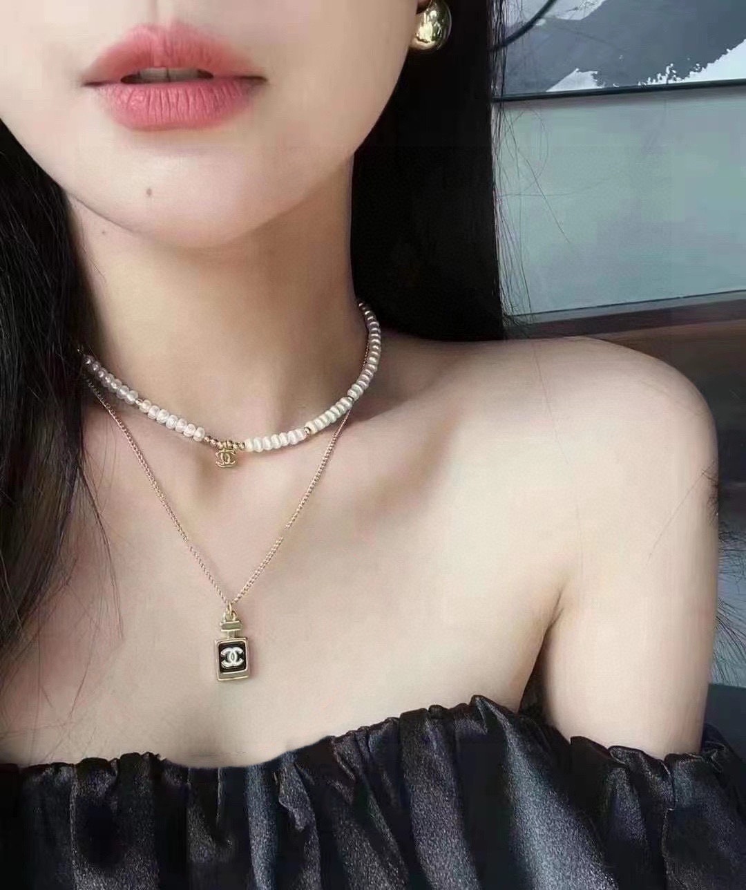 Luxury Vintage Pearl Choker Necklace with CC Logo Charm