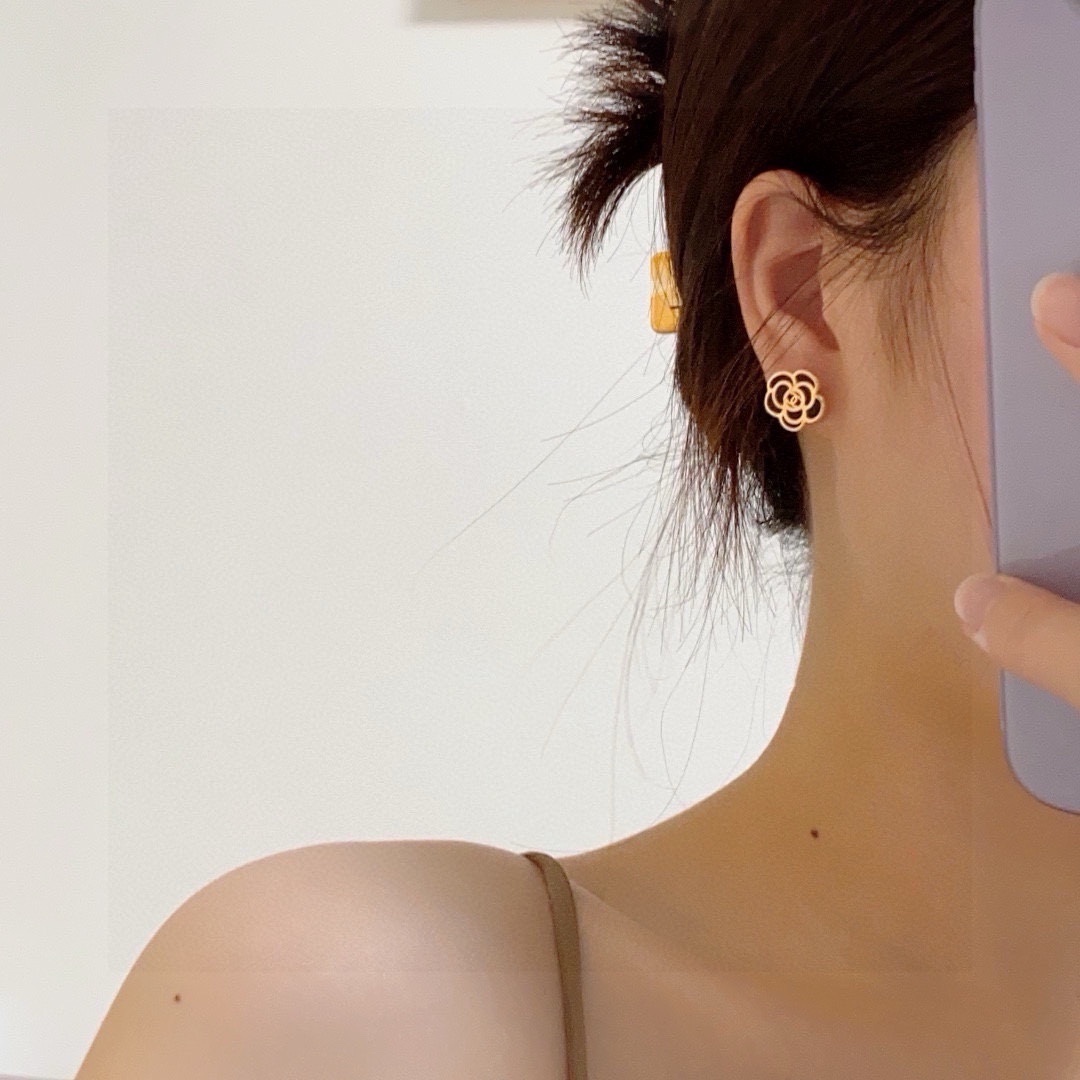 Luxury Camellia Flower Stud Earrings - Elegant Gold Enamel Jewelry