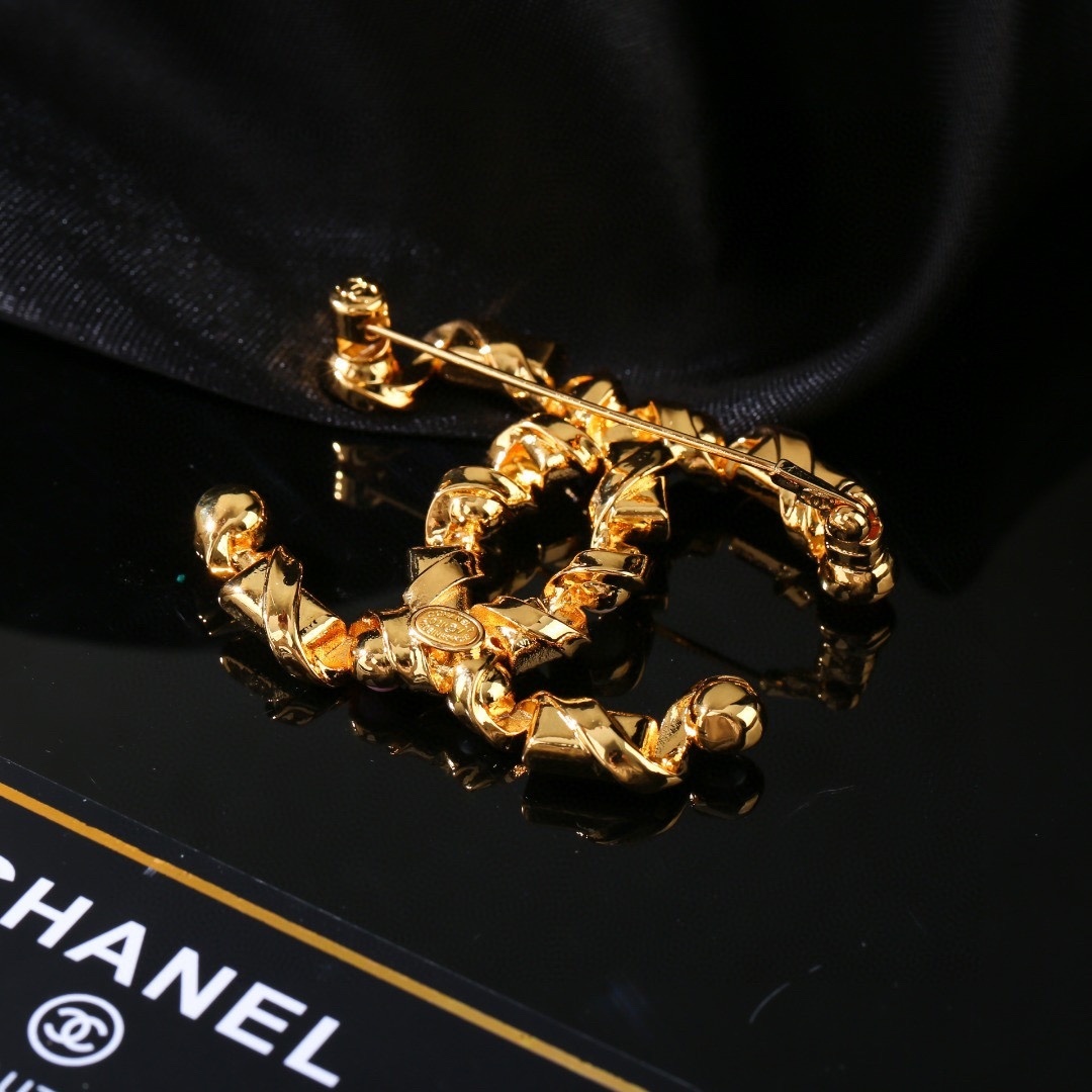 Luxury Chanel CC Gold Brooch with Coral Stones and Pearls