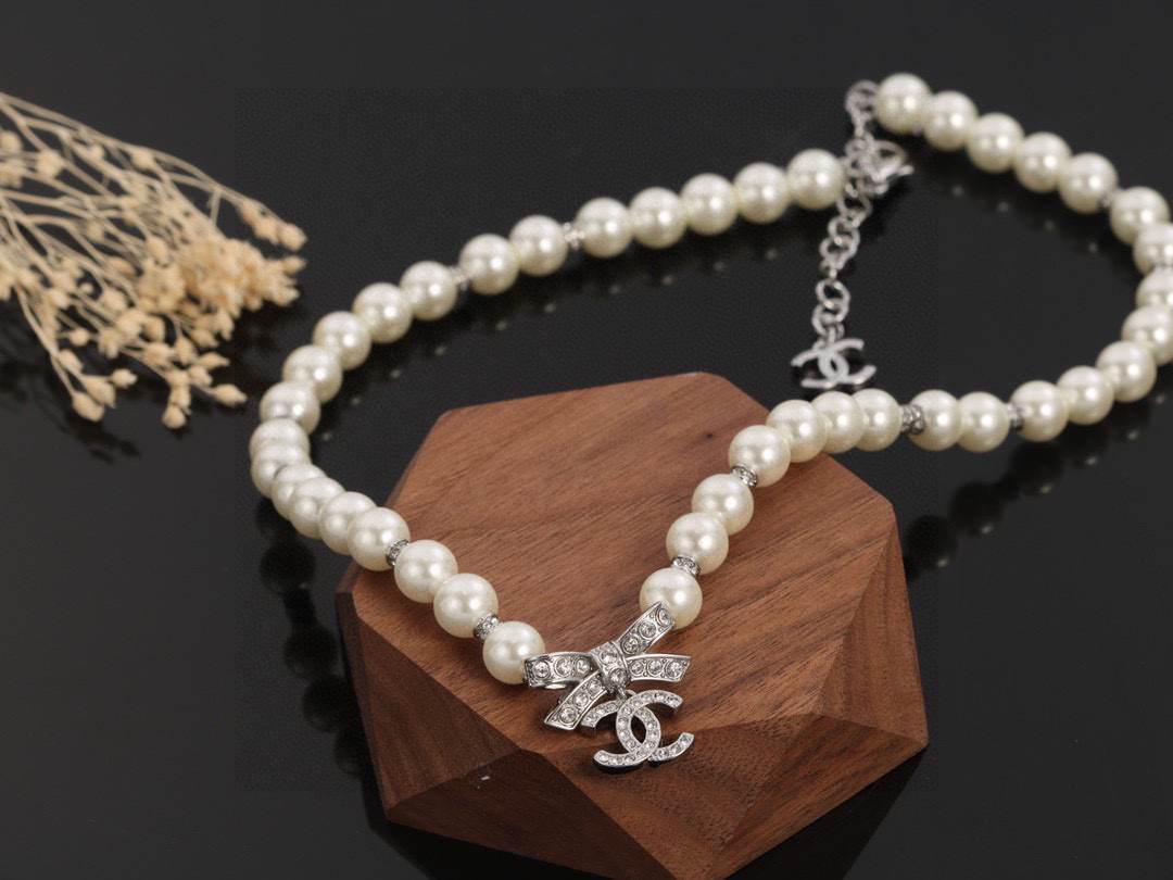Luxury Pearl Necklace with Crystal Bow and CC Logo Pendant