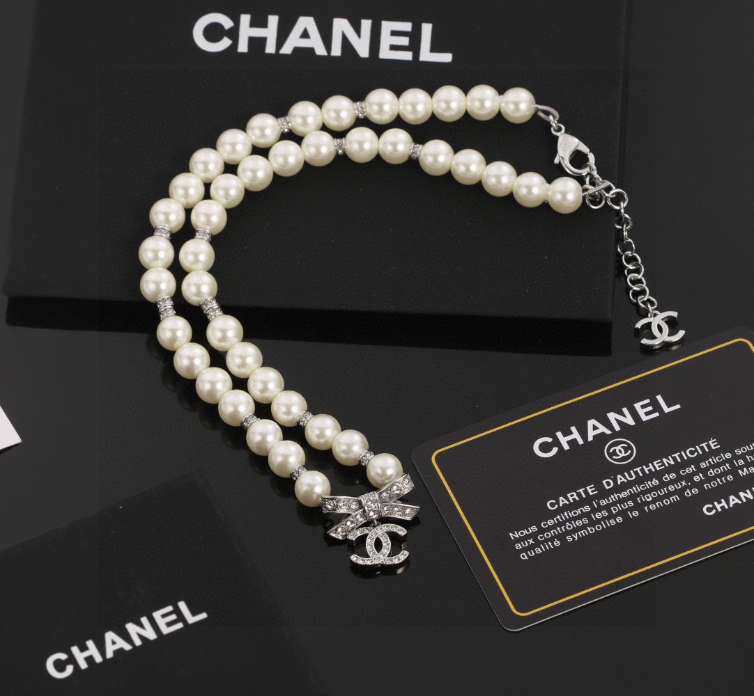 Luxury Pearl Necklace with Crystal Bow and CC Logo Pendant