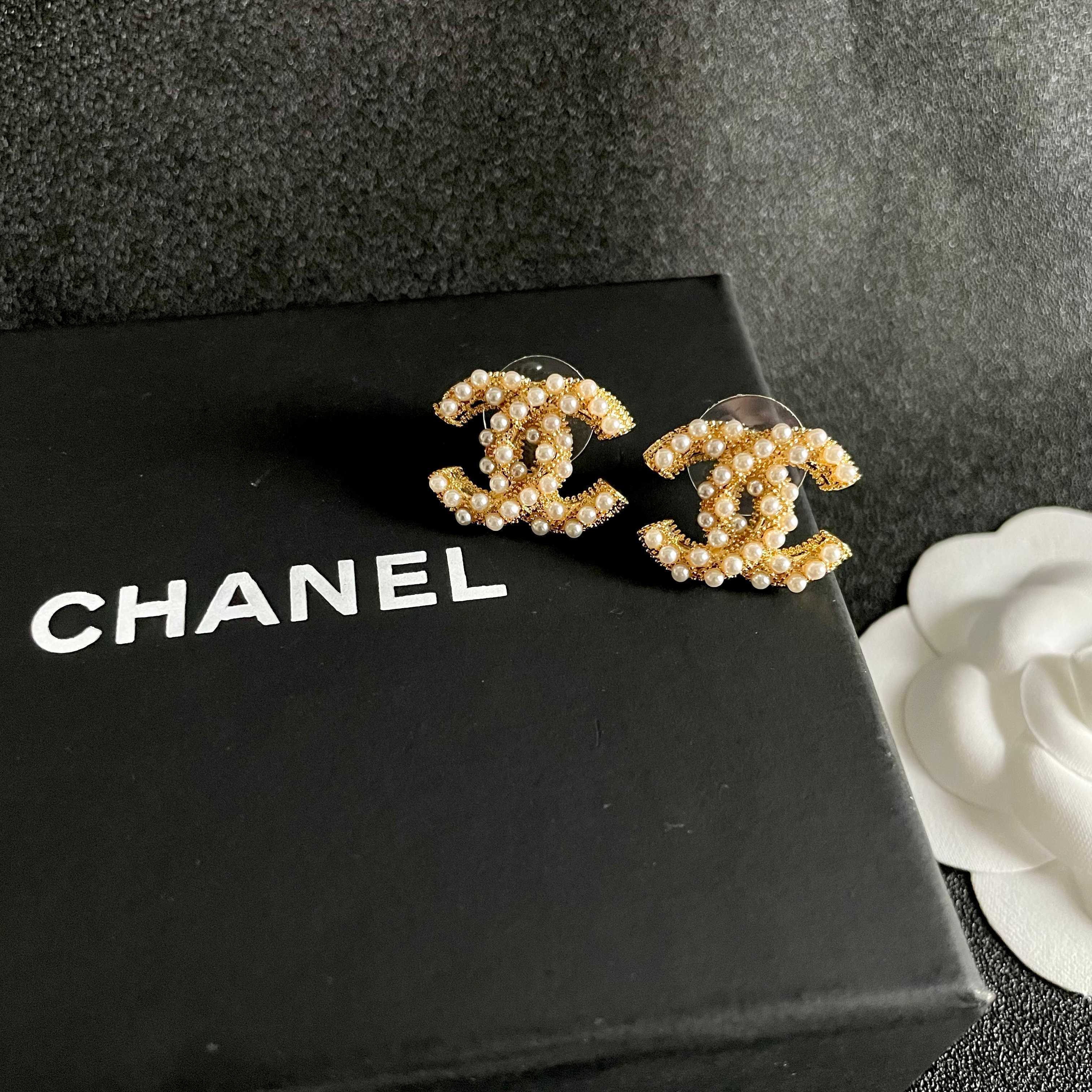 Elegant Pearl Inlaid CC Stud Earrings - Timeless Luxury Jewelry