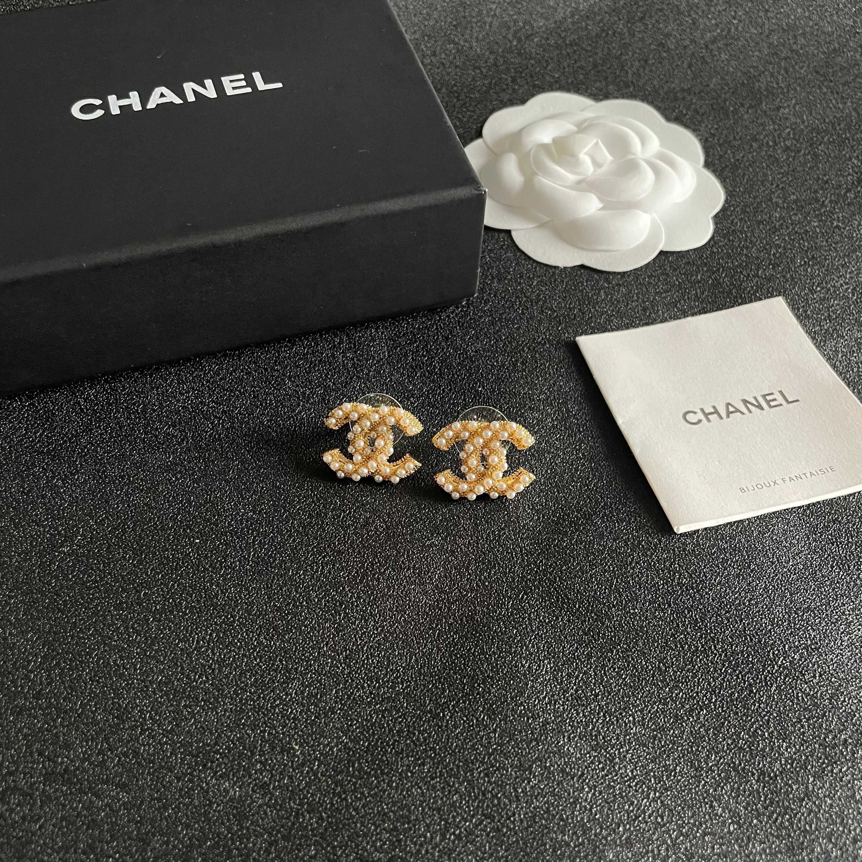 Elegant Pearl Inlaid CC Stud Earrings - Timeless Luxury Jewelry