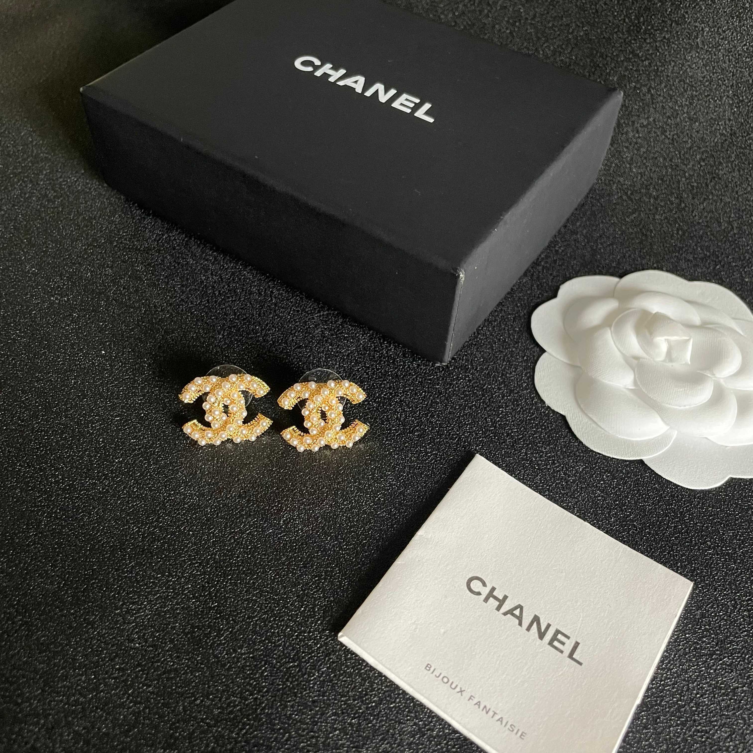 Elegant Pearl Inlaid CC Stud Earrings - Timeless Luxury Jewelry