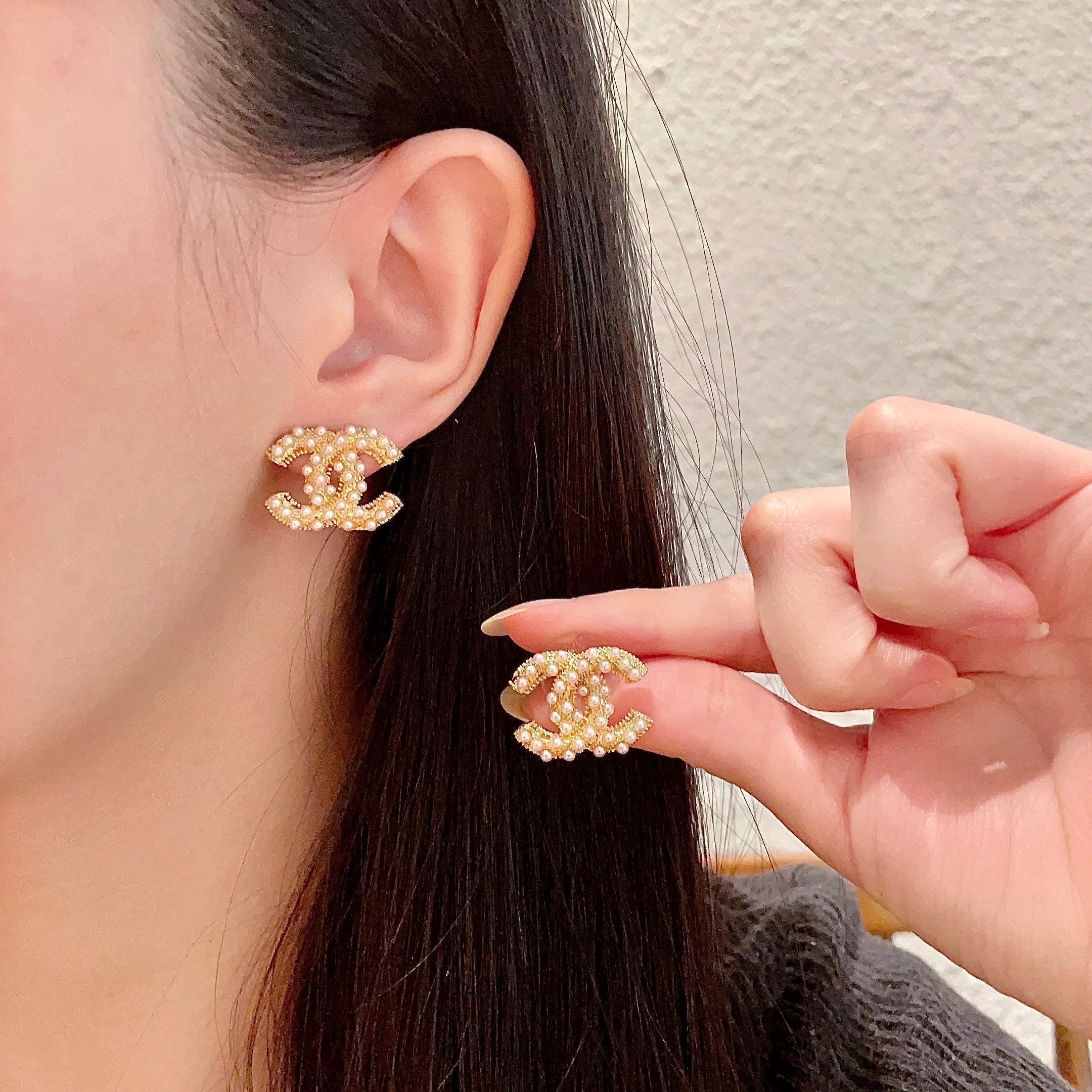 Elegant Pearl Inlaid CC Stud Earrings – Timeless Luxury Jewelry