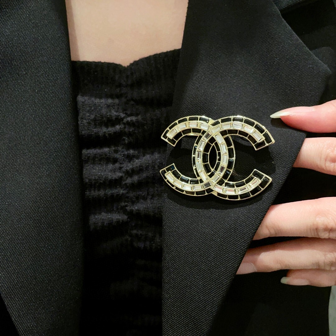 Luxury CC Logo Crystal Brooch – Elegant Gold & Black Statement Piece