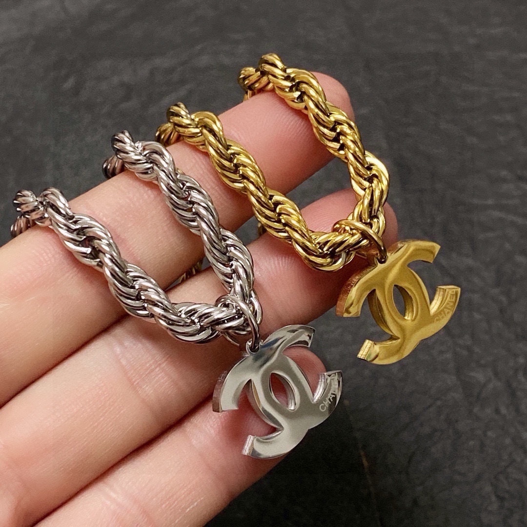 Elegant CC Logo Twisted Rope Chain Necklace – Gold & Silver