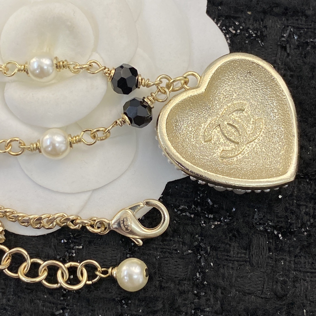 Luxury Gold Heart Pendant Necklace with Pearls and Black Beads