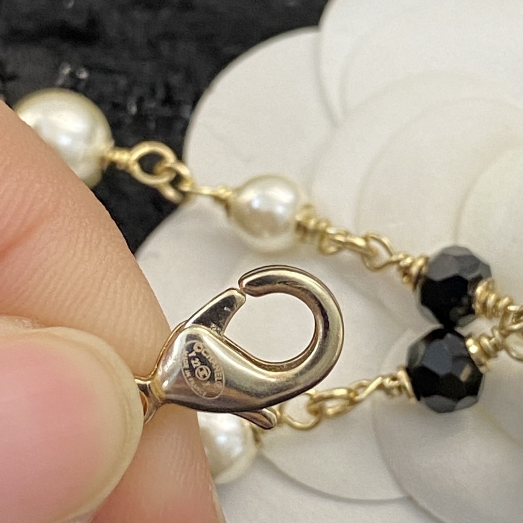 Luxury Gold Heart Pendant Necklace with Pearls and Black Beads