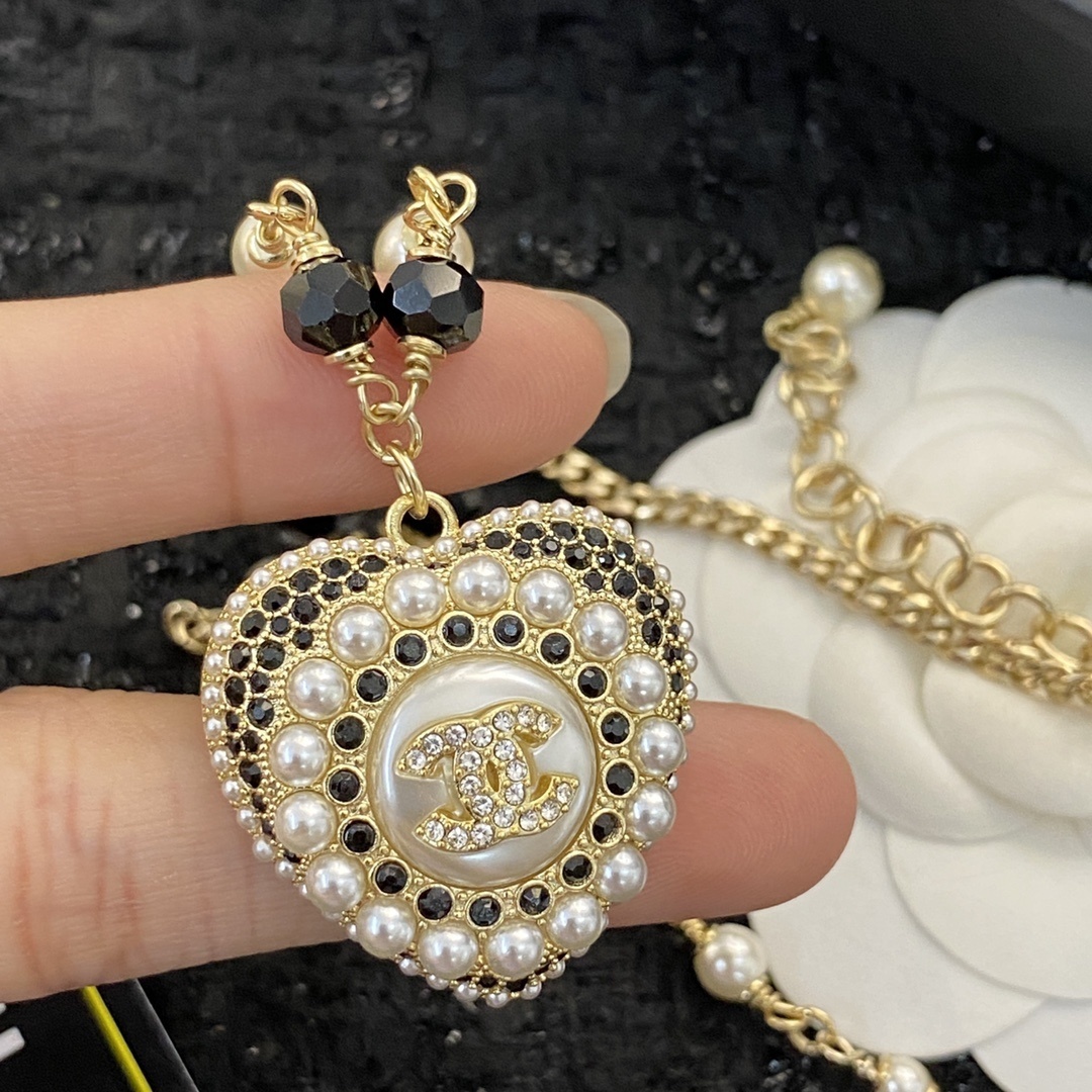 Luxury Gold Heart Pendant Necklace with Pearls and Black Beads
