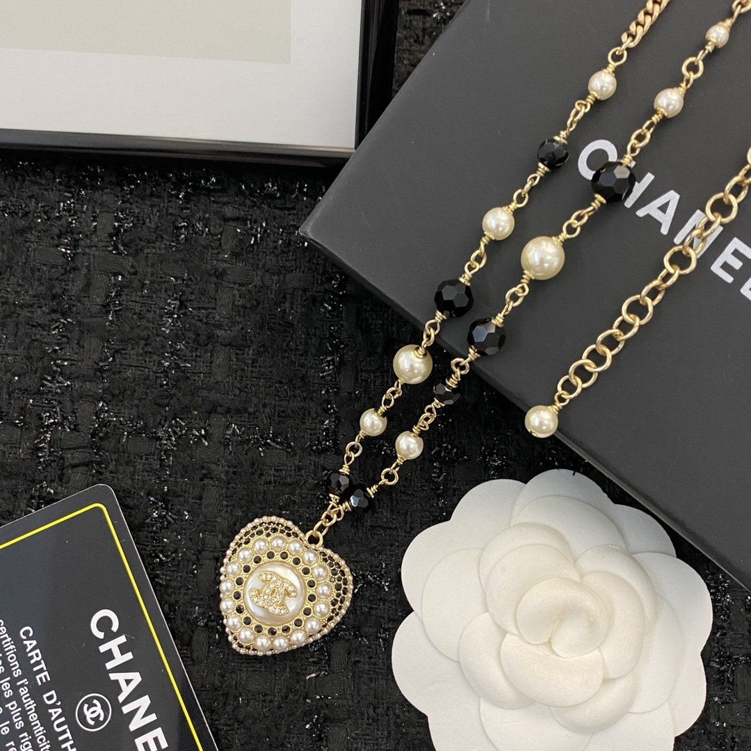 Luxury Gold Heart Pendant Necklace with Pearls and Black Beads