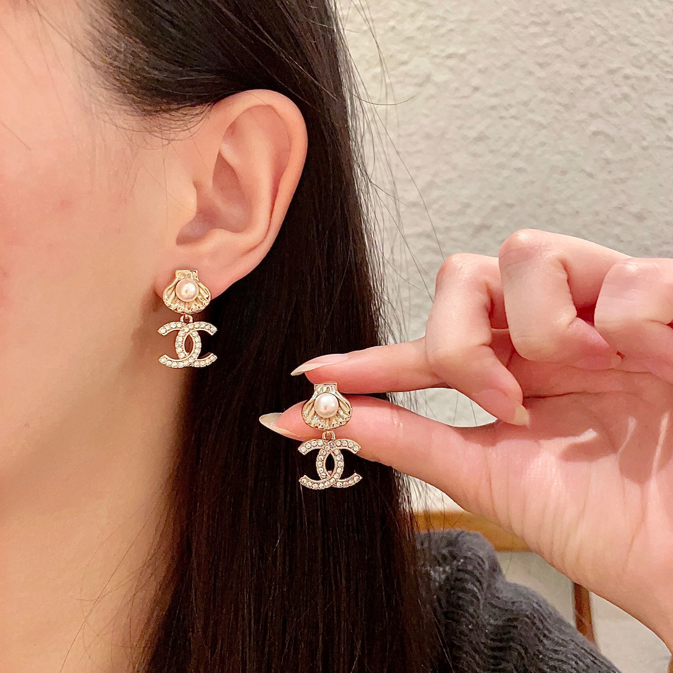 Luxury Shell & Pearl CC Logo Crystal Drop Earrings – Gold Tone