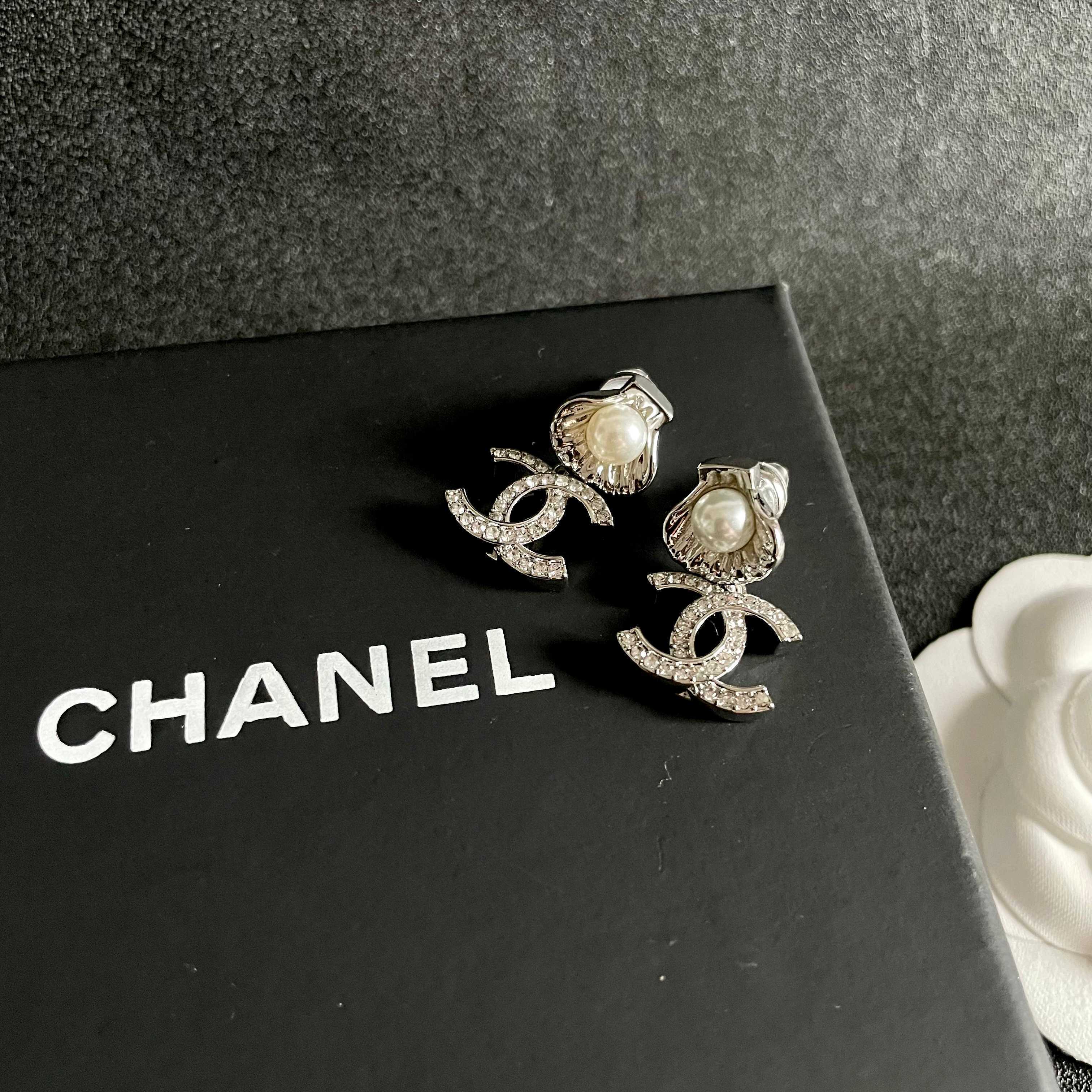 Luxury Shell Pearl CC Logo Crystal Dangle Earrings for Women