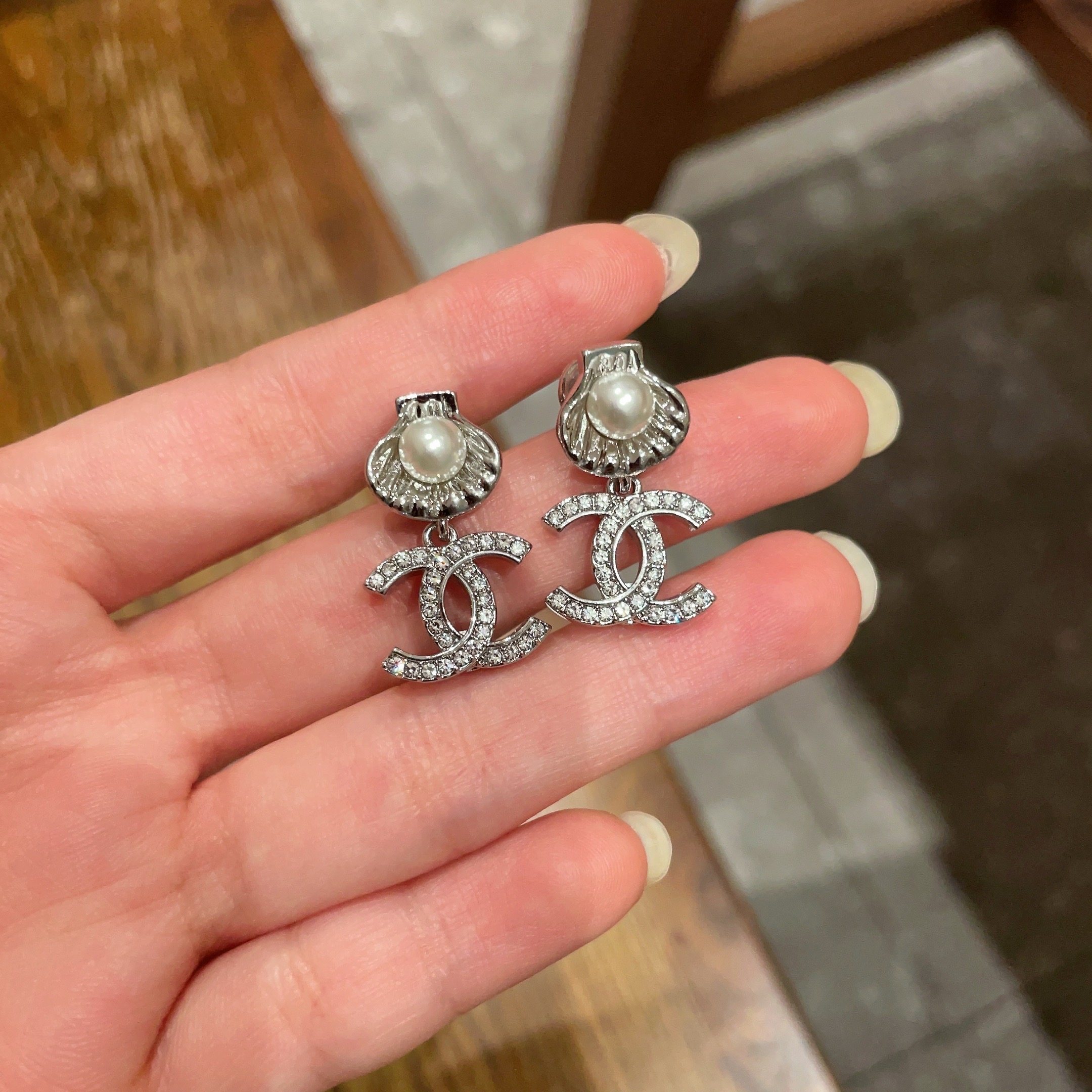 Luxury Shell Pearl CC Logo Crystal Dangle Earrings for Women