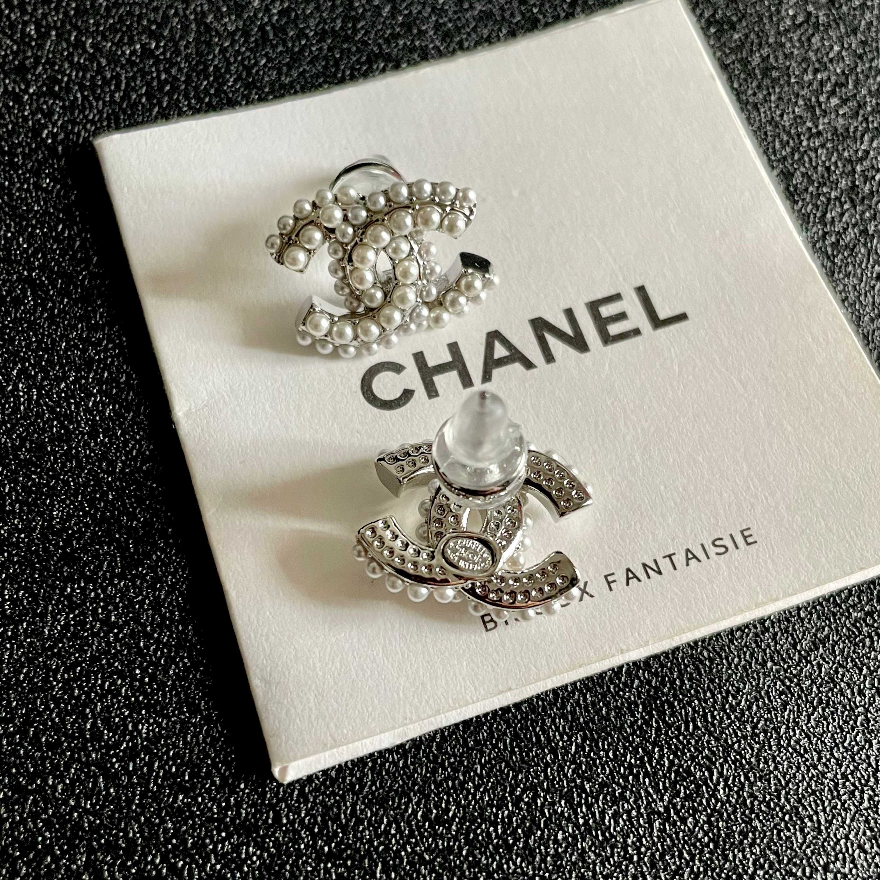 Luxury CC Logo Pearl Stud Earrings - Elegant Designer Style Jewelry