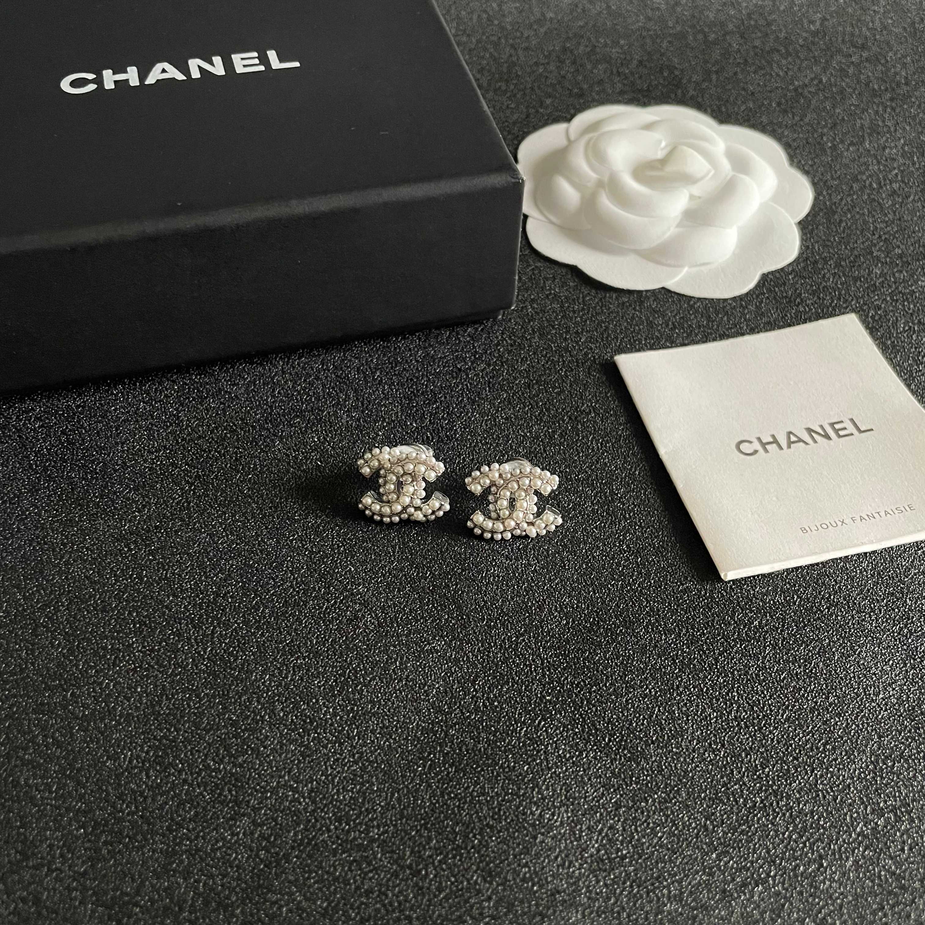 Luxury CC Logo Pearl Stud Earrings - Elegant Designer Style Jewelry