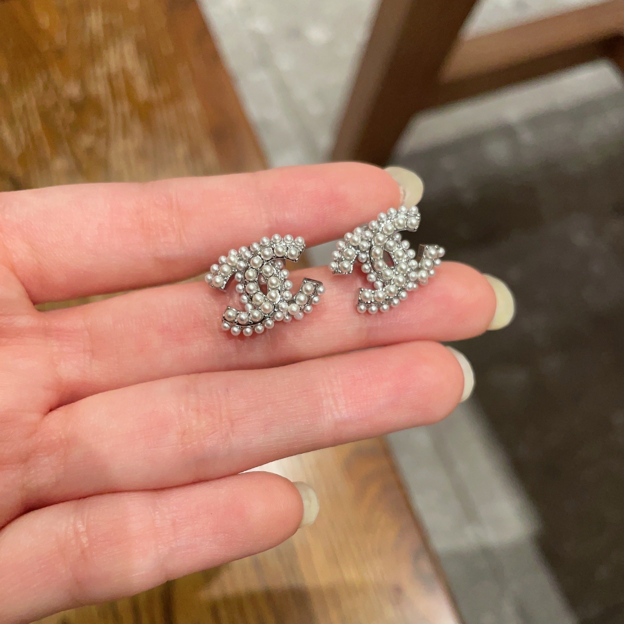 Luxury CC Logo Pearl Stud Earrings - Elegant Designer Style Jewelry