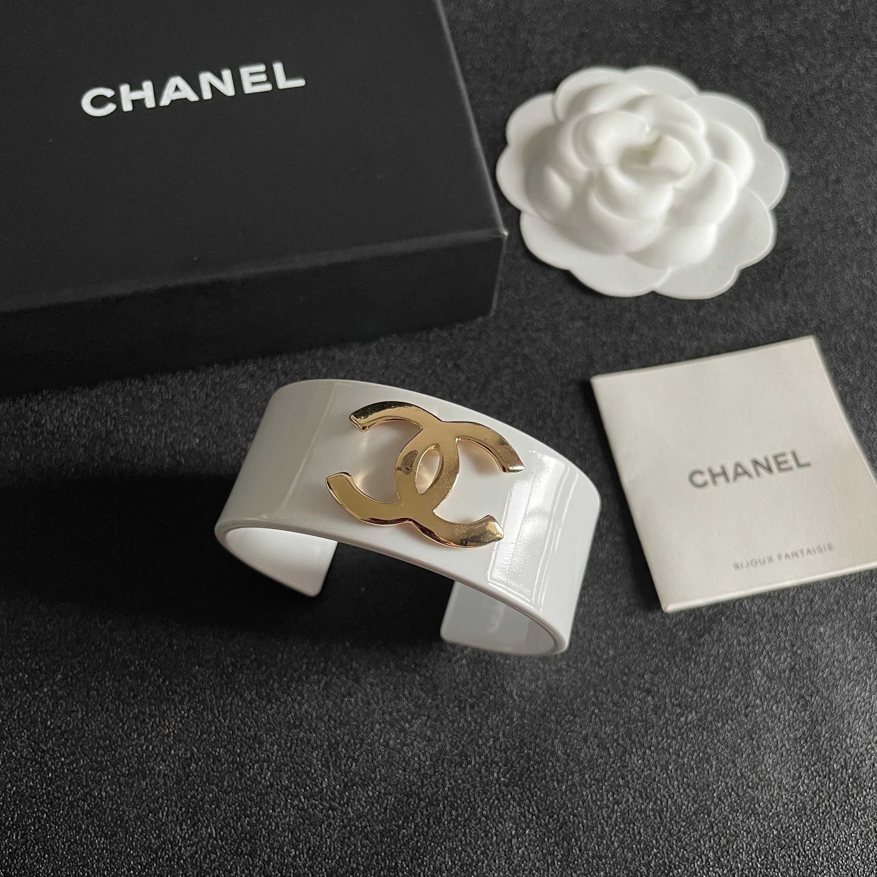 Luxury White Cuff Bracelet with Gold Interlocking Logo Statement