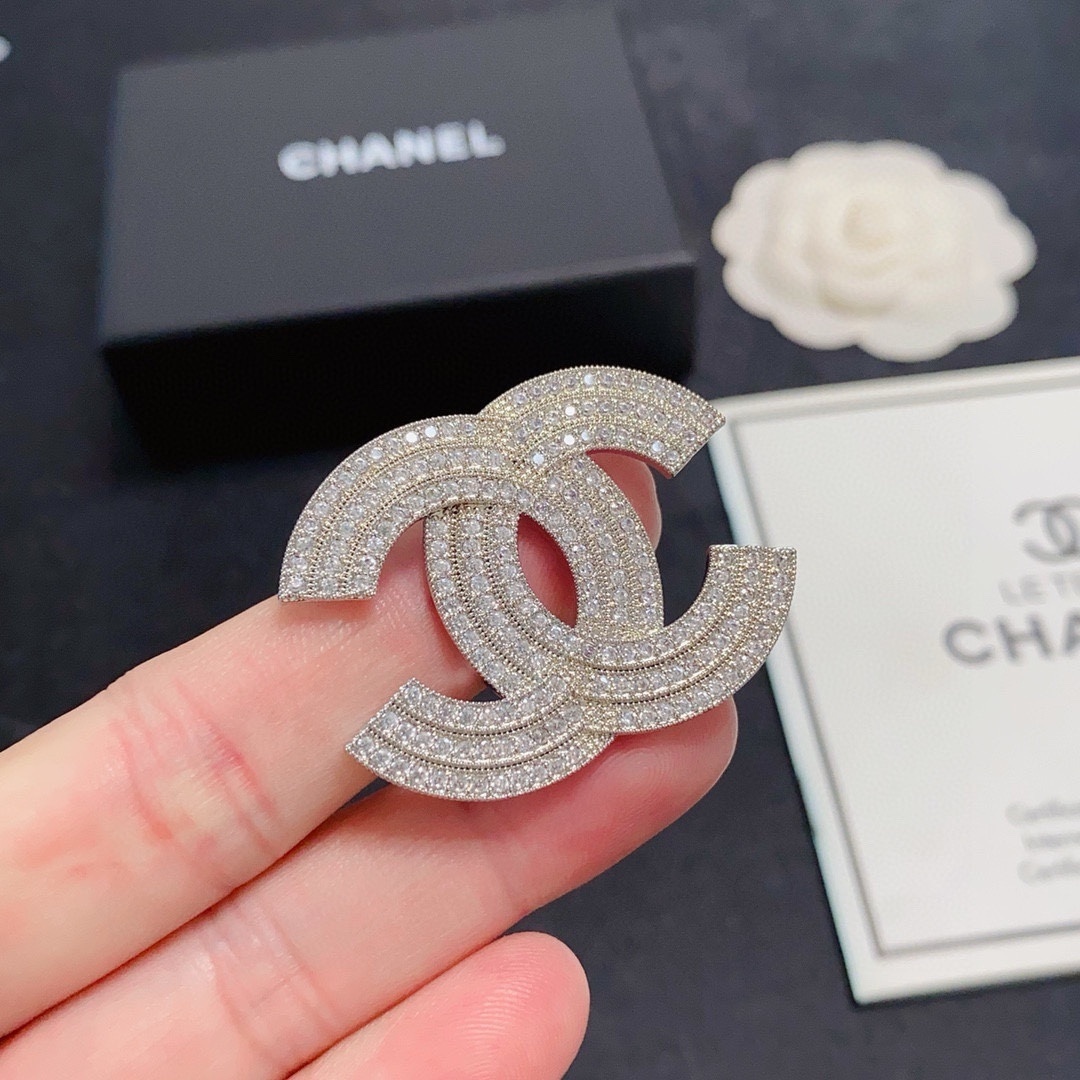 Luxury Silver Crystal Interlocking C Brooch Pin for Women