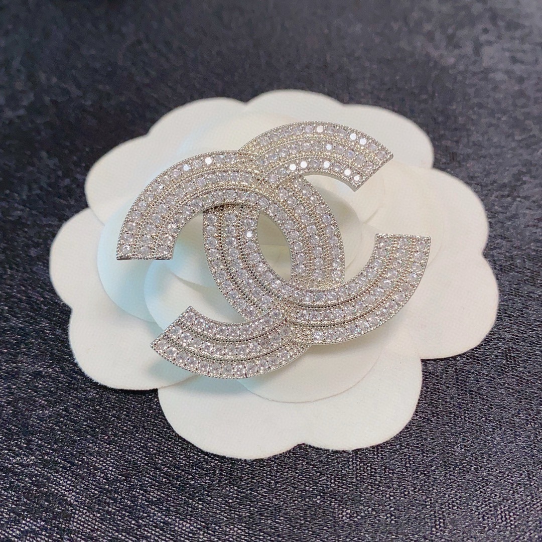 Luxury Silver Crystal Interlocking C Brooch Pin for Women