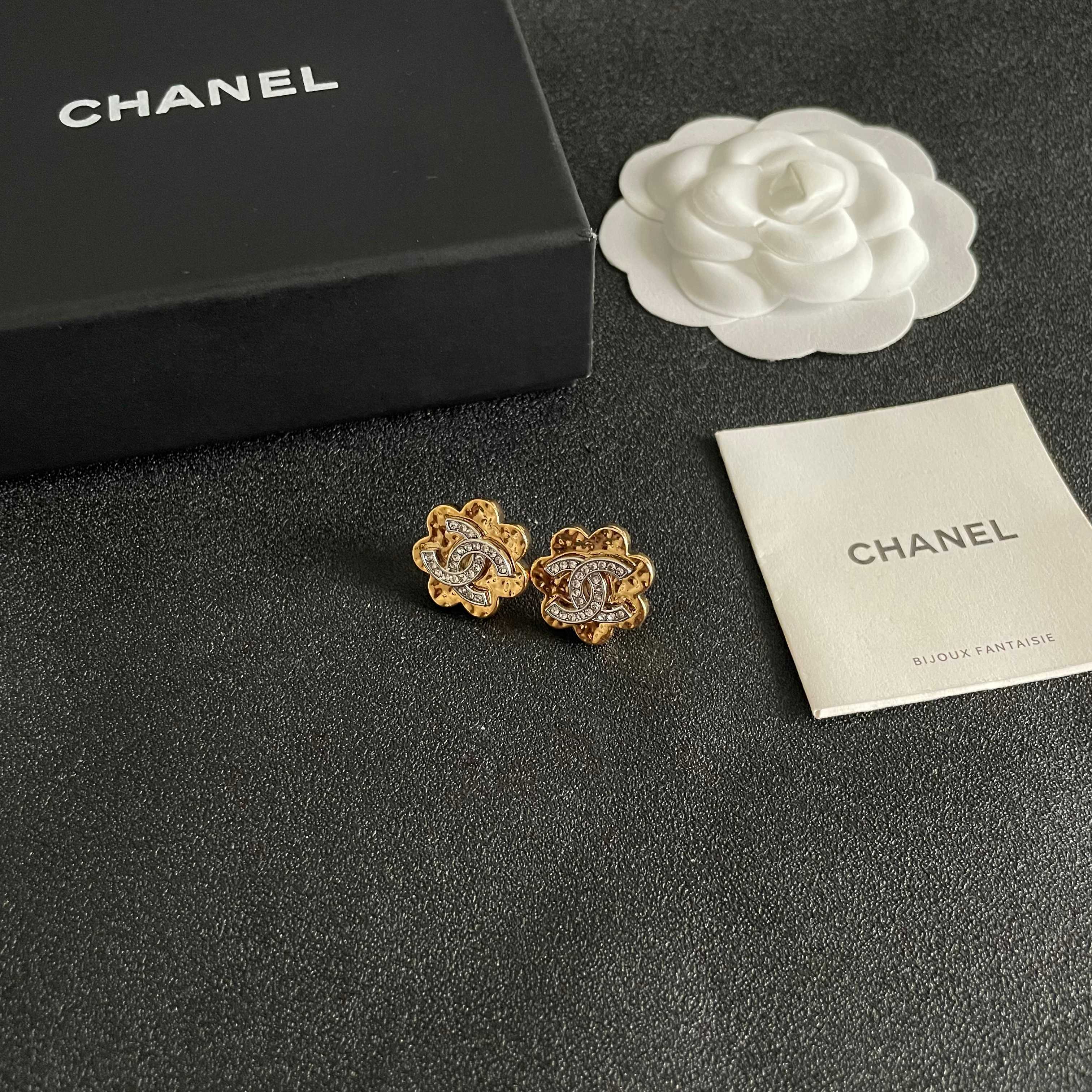 Elegant Gold Flower Stud Earrings with Sparkling Crystal Logo