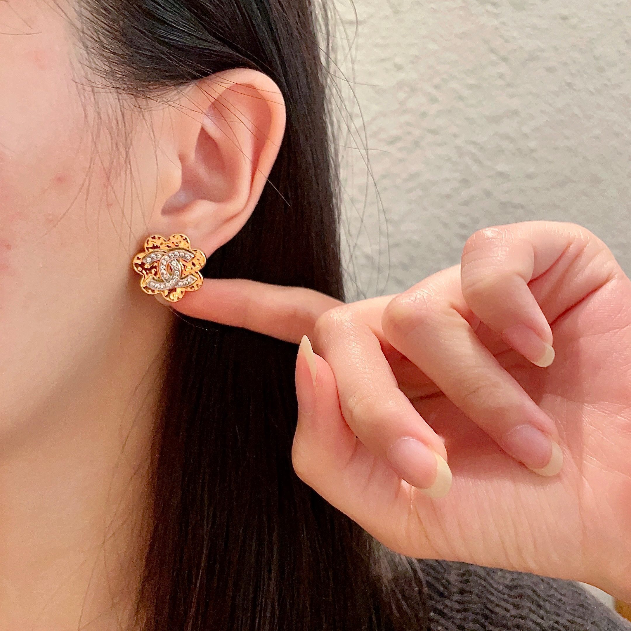 Elegant Gold Flower Stud Earrings with Sparkling Crystal Logo