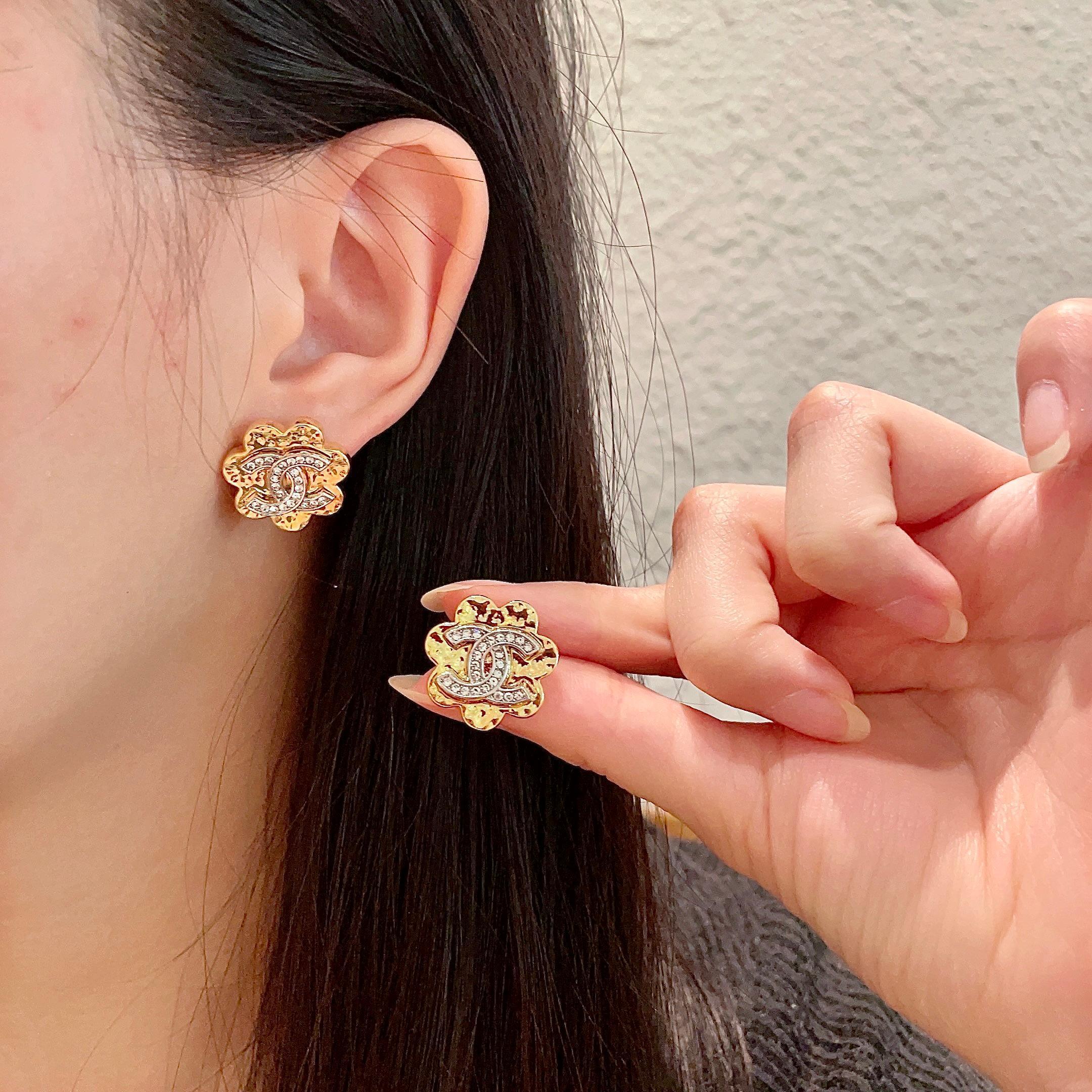 Elegant Gold Flower Stud Earrings with Sparkling Crystal Logo