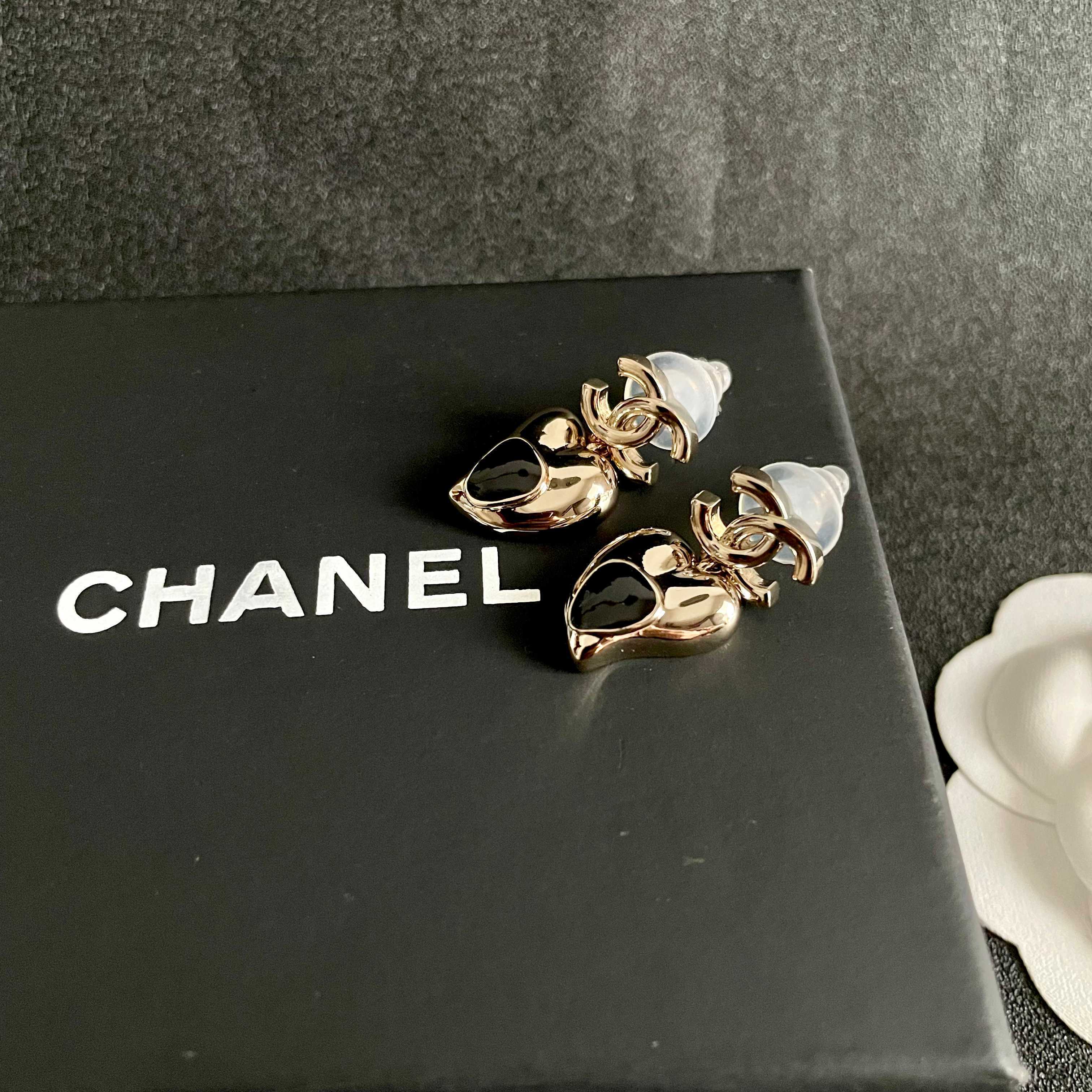 Luxury CC Logo Heart Dangle Earrings - Elegant Gold Jewelry for Women