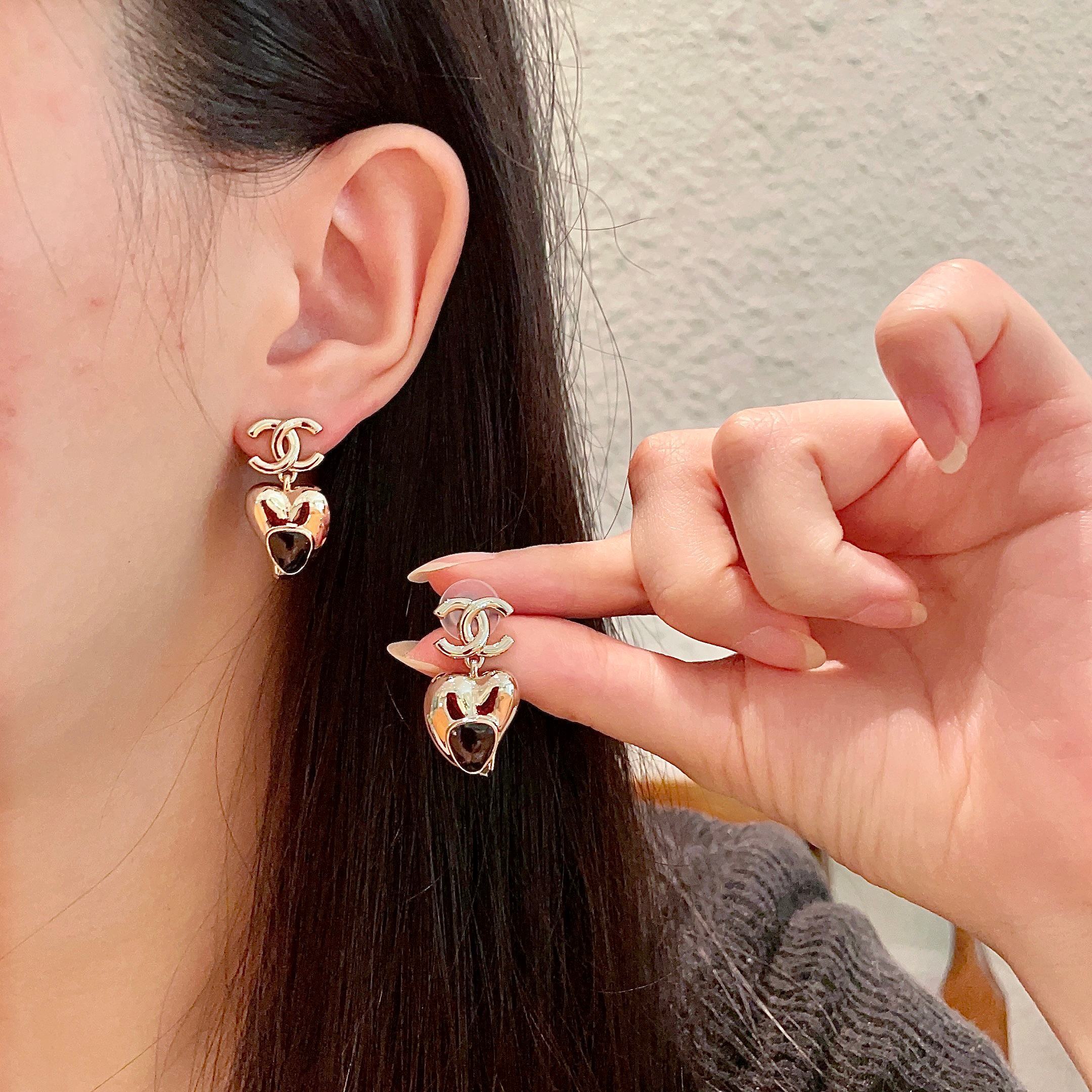 Luxury CC Logo Heart Dangle Earrings – Elegant Gold Jewelry for Women