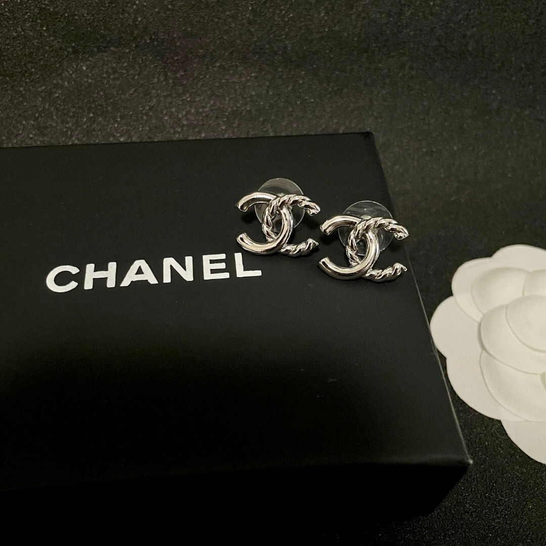 Elegant Double C Twisted Logo Stud Earrings - Gold & Silver