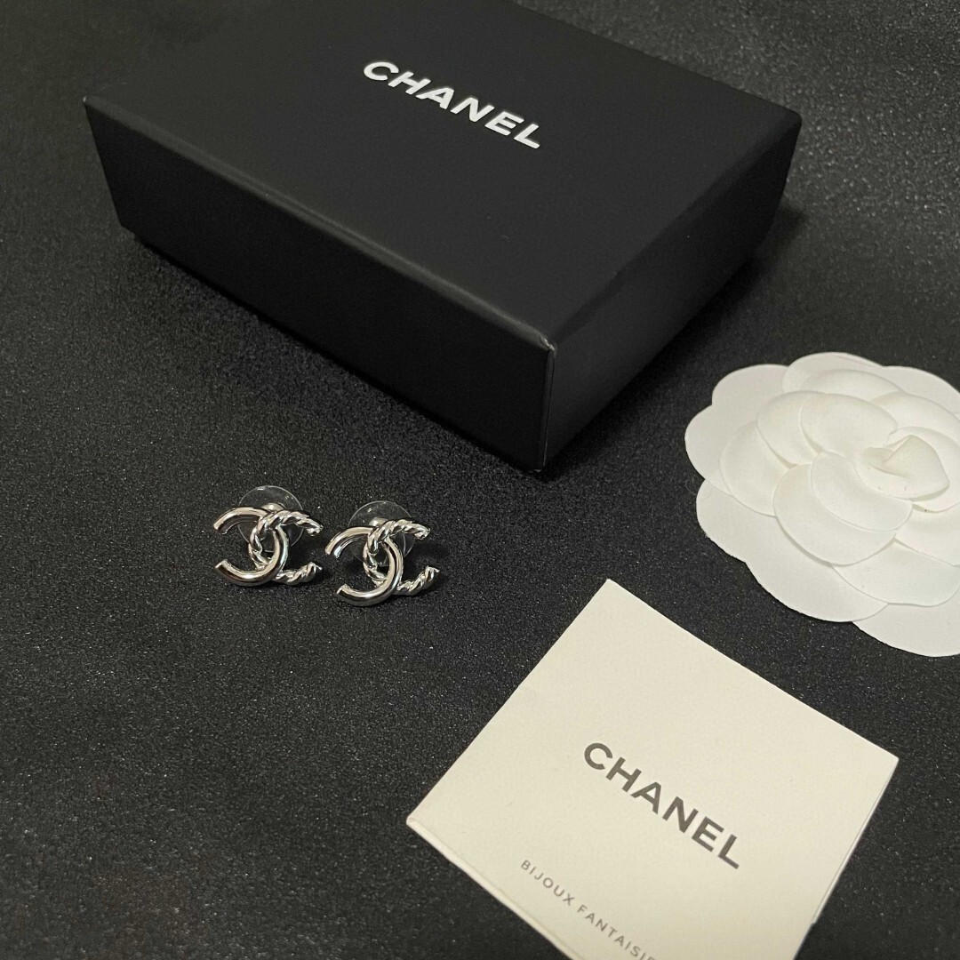 Elegant Double C Twisted Logo Stud Earrings - Gold & Silver