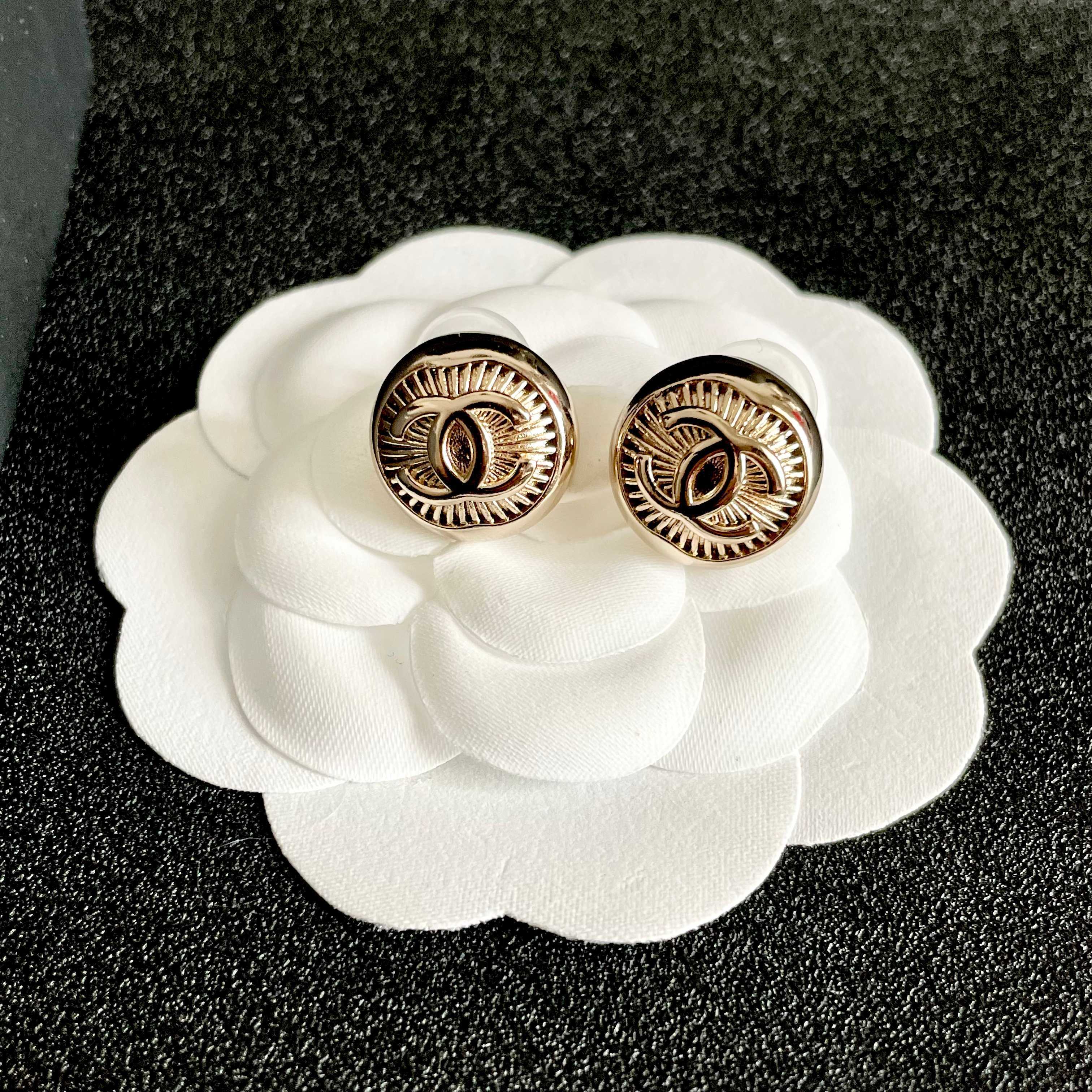 Vintage Gold Sunburst Stud Earrings - Elegant Retro Round Jewelry