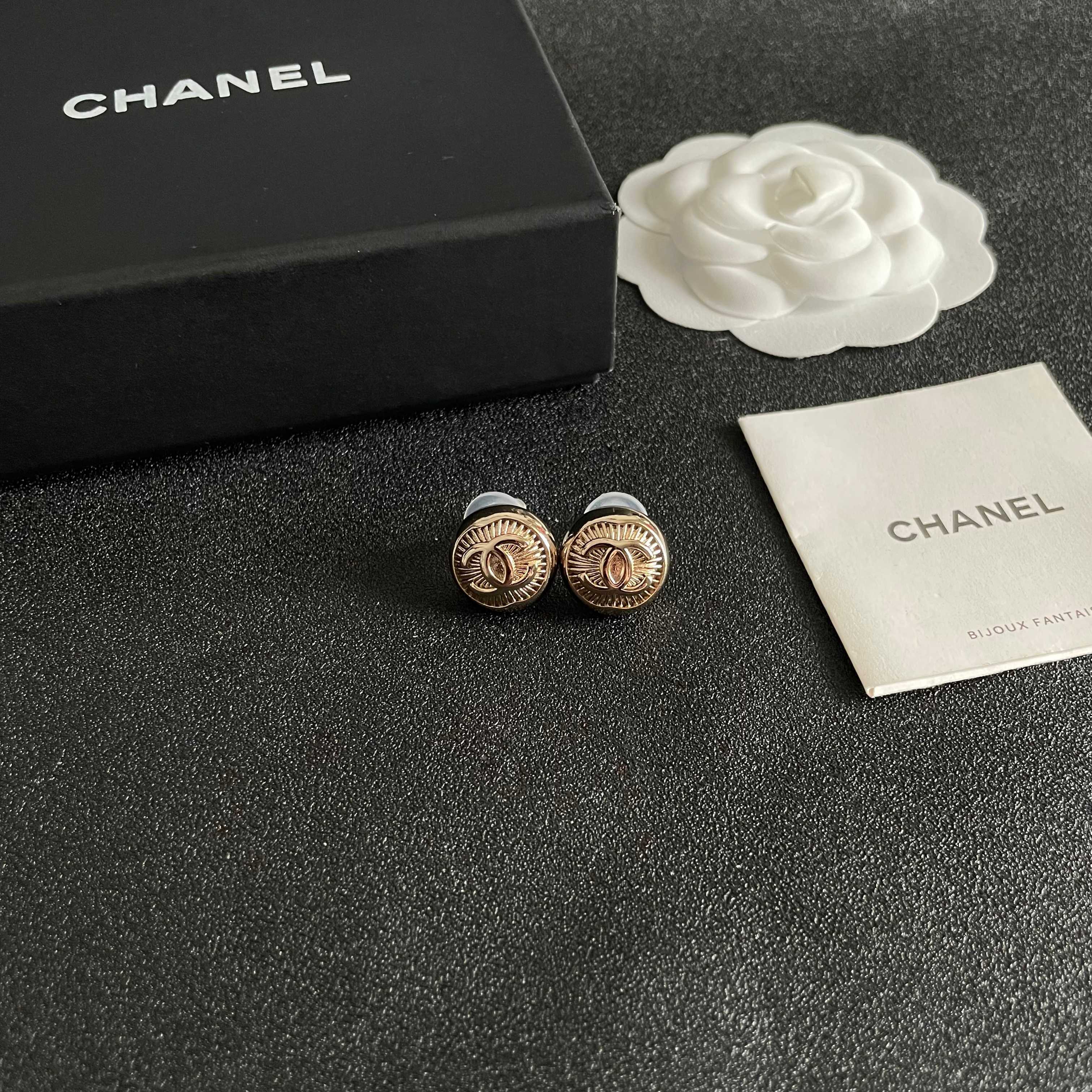 Vintage Gold Sunburst Stud Earrings - Elegant Retro Round Jewelry