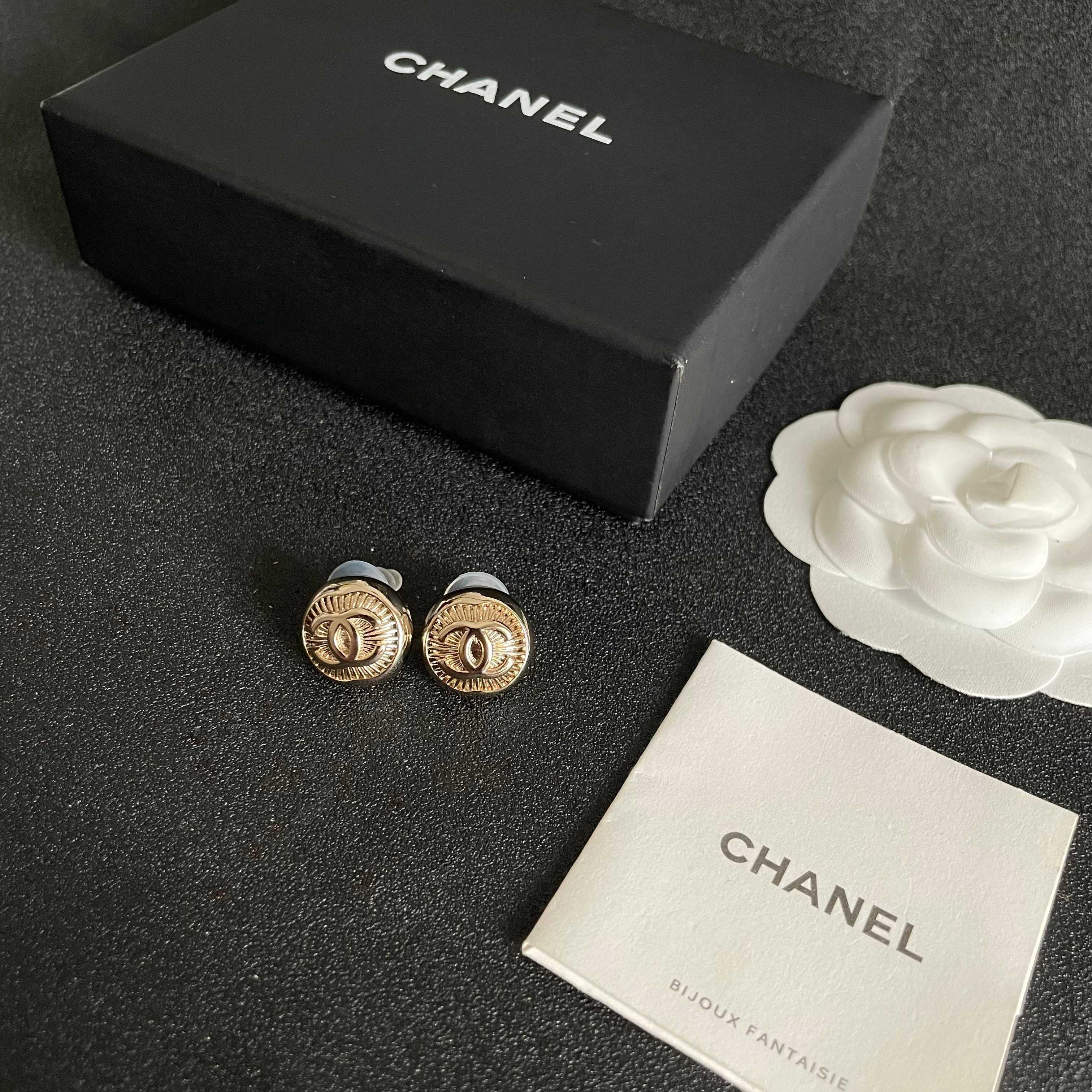 Vintage Gold Sunburst Stud Earrings - Elegant Retro Round Jewelry