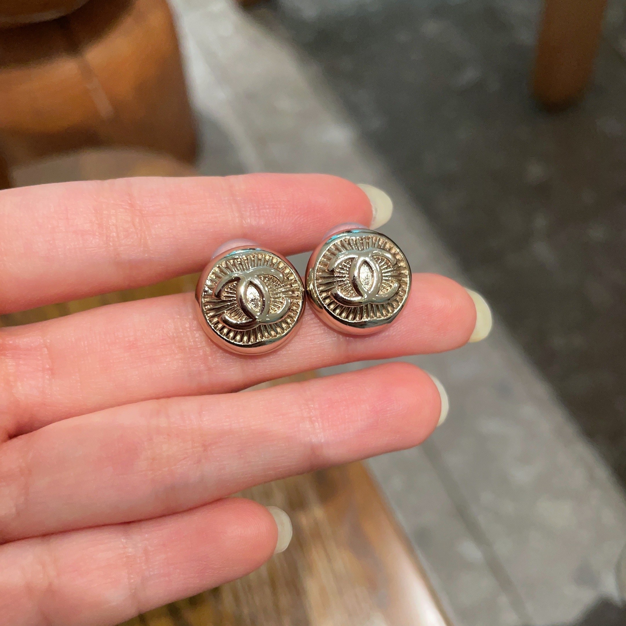 Vintage Gold Sunburst Stud Earrings - Elegant Retro Round Jewelry