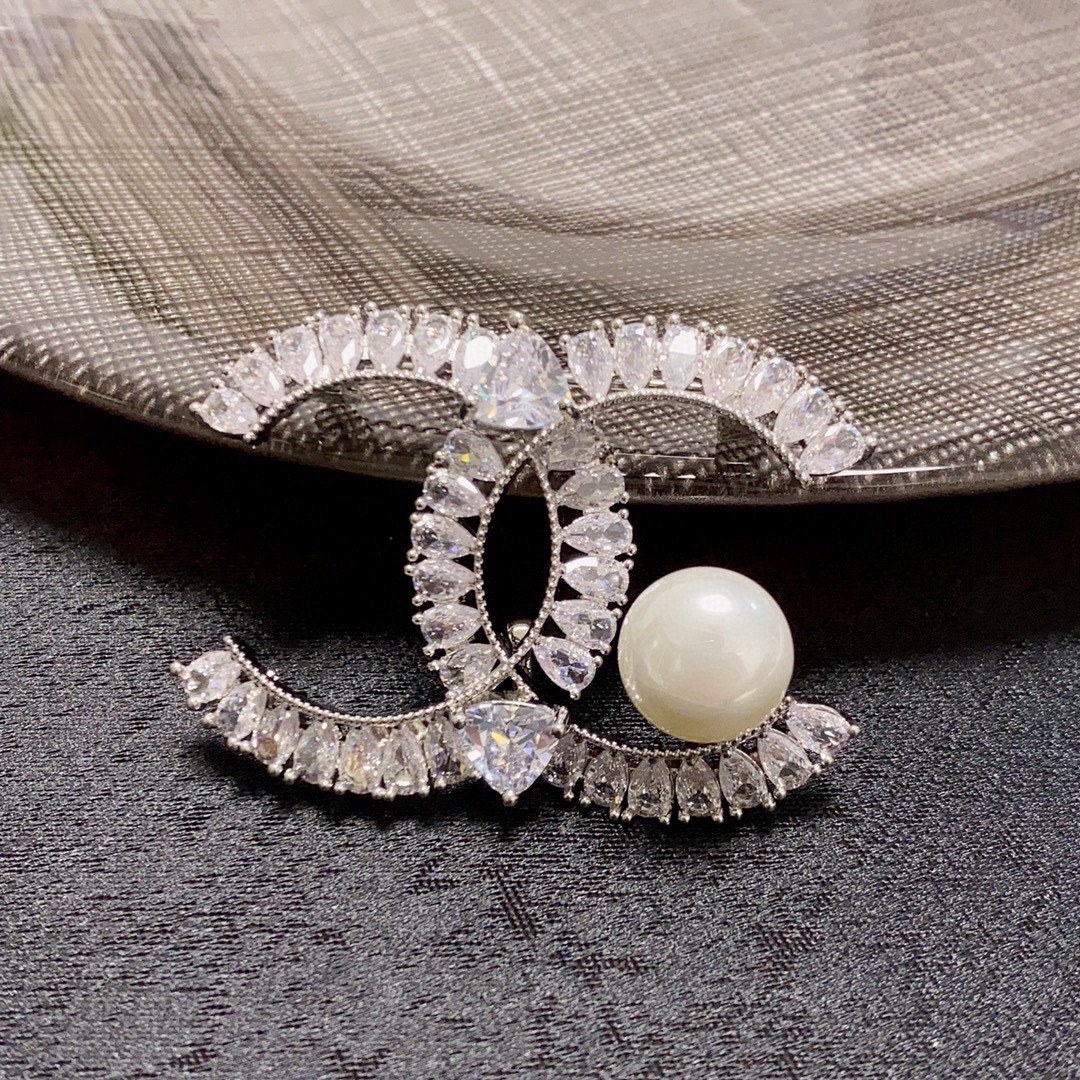 Elegant Crystal Double C Brooch Pin with Pearl for Women's Suits
